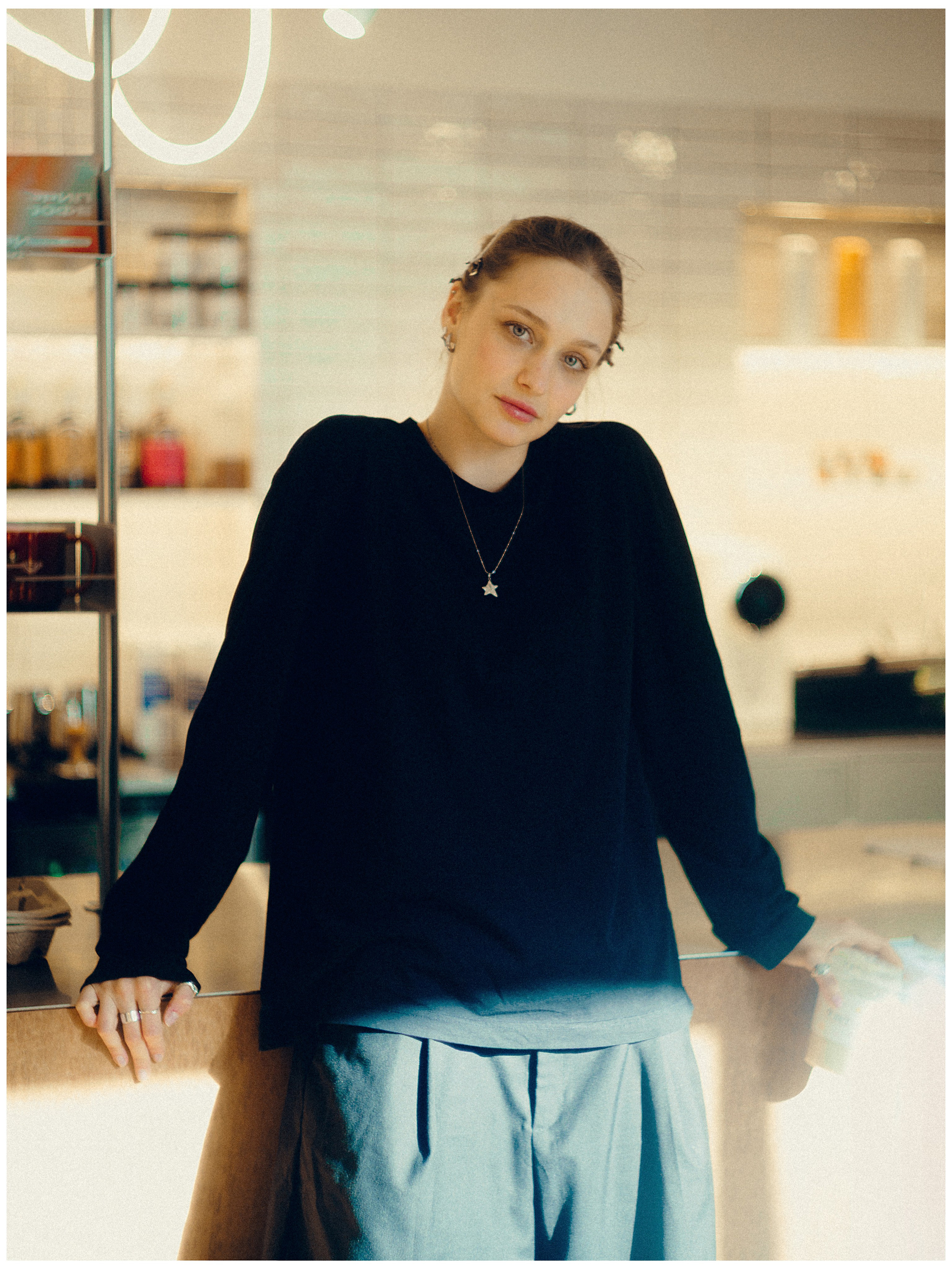 Портретная женская съемка в кофейне