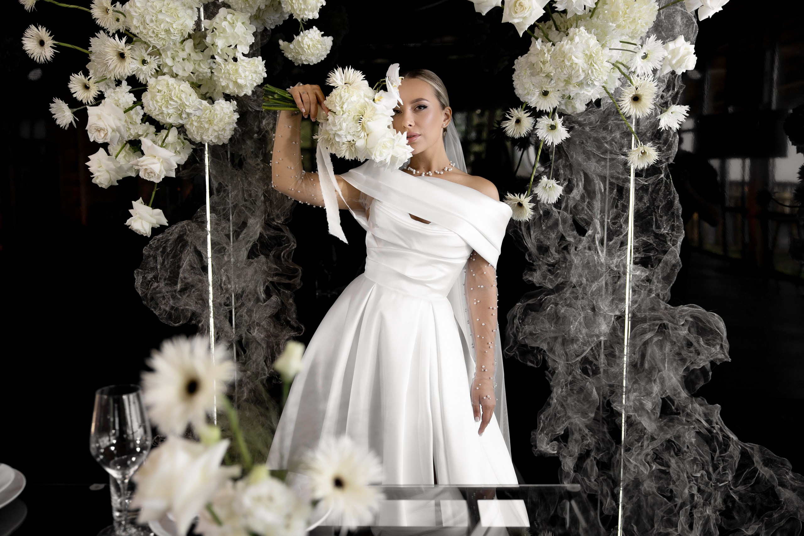 Здравствуйте! Я свадебный фотограф из Ульяновска, работаю в том числе по всей России и с выездом за границу. Снимаю свадьбы, lovestory, корпоративы, светский репортаж. Провожу обучение по фотографии, мастер-классы и воркшопы для других фотографов.