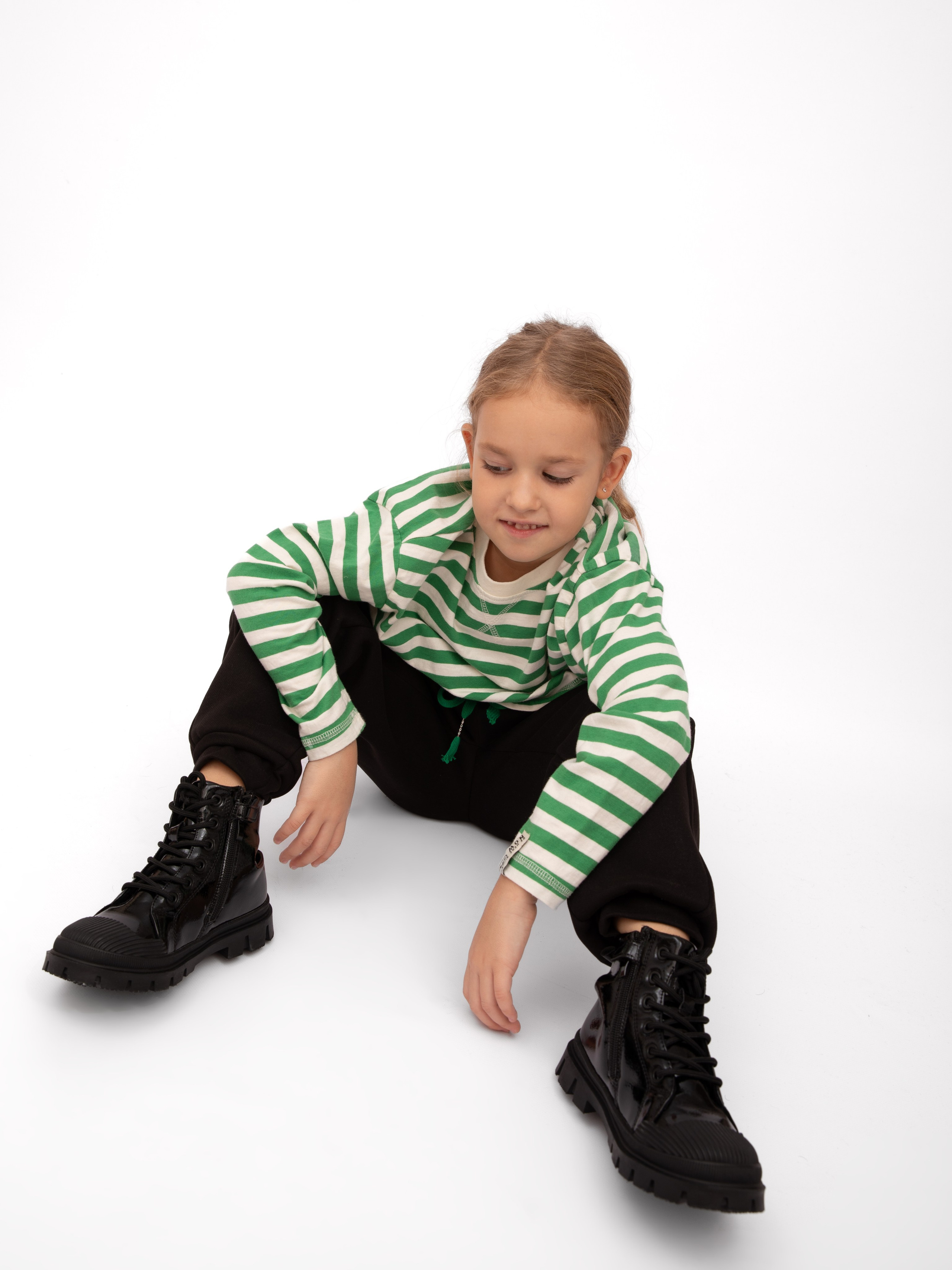 Детские брюки. Фотостудия предметной и модельной съёмки для маркетплейсов