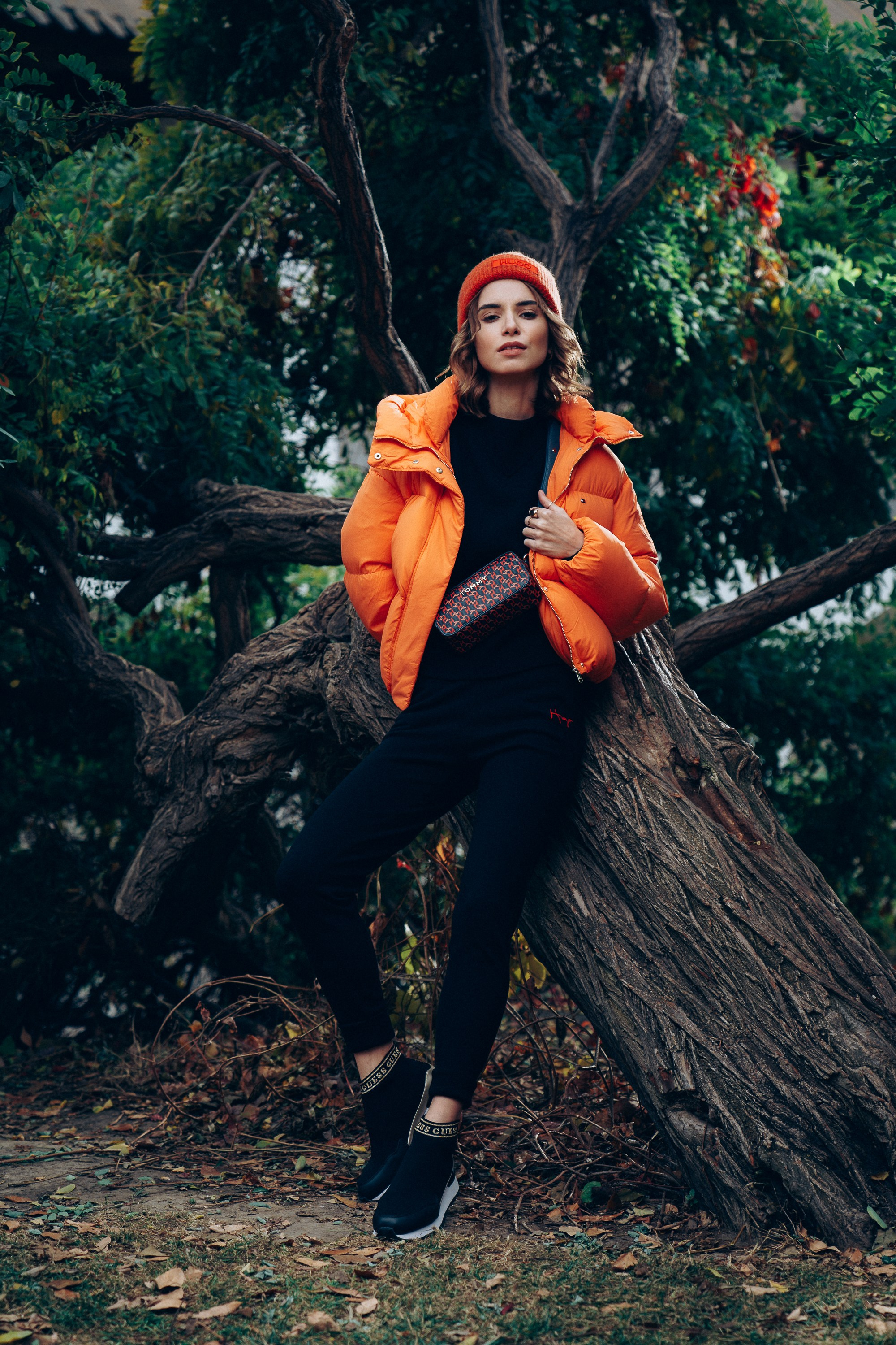 девушка в оранжевом пуховике
