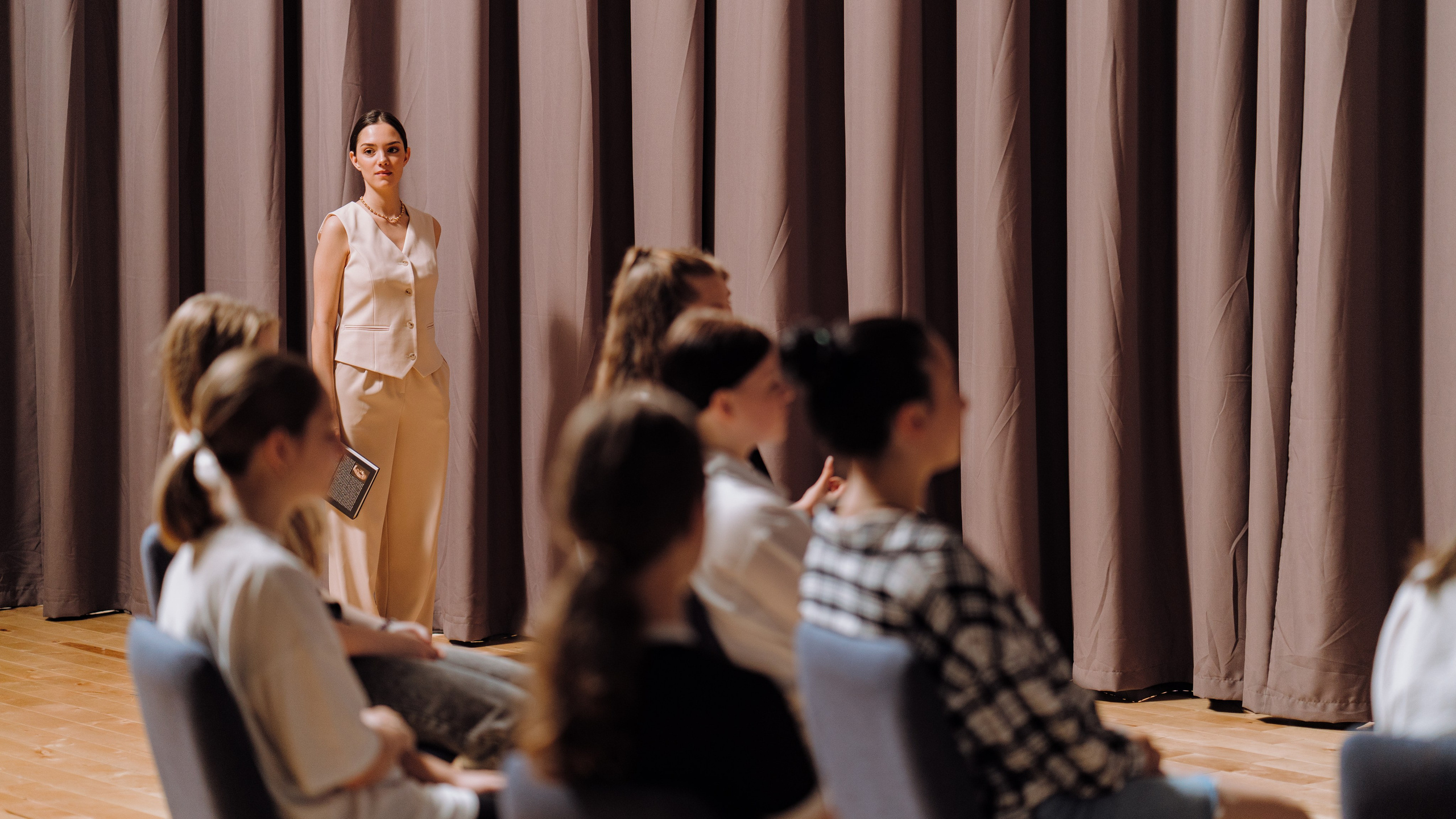 Женя Медведева / Уроки истории. Творческий и репортажный фотограф в Москве Клим Долгов