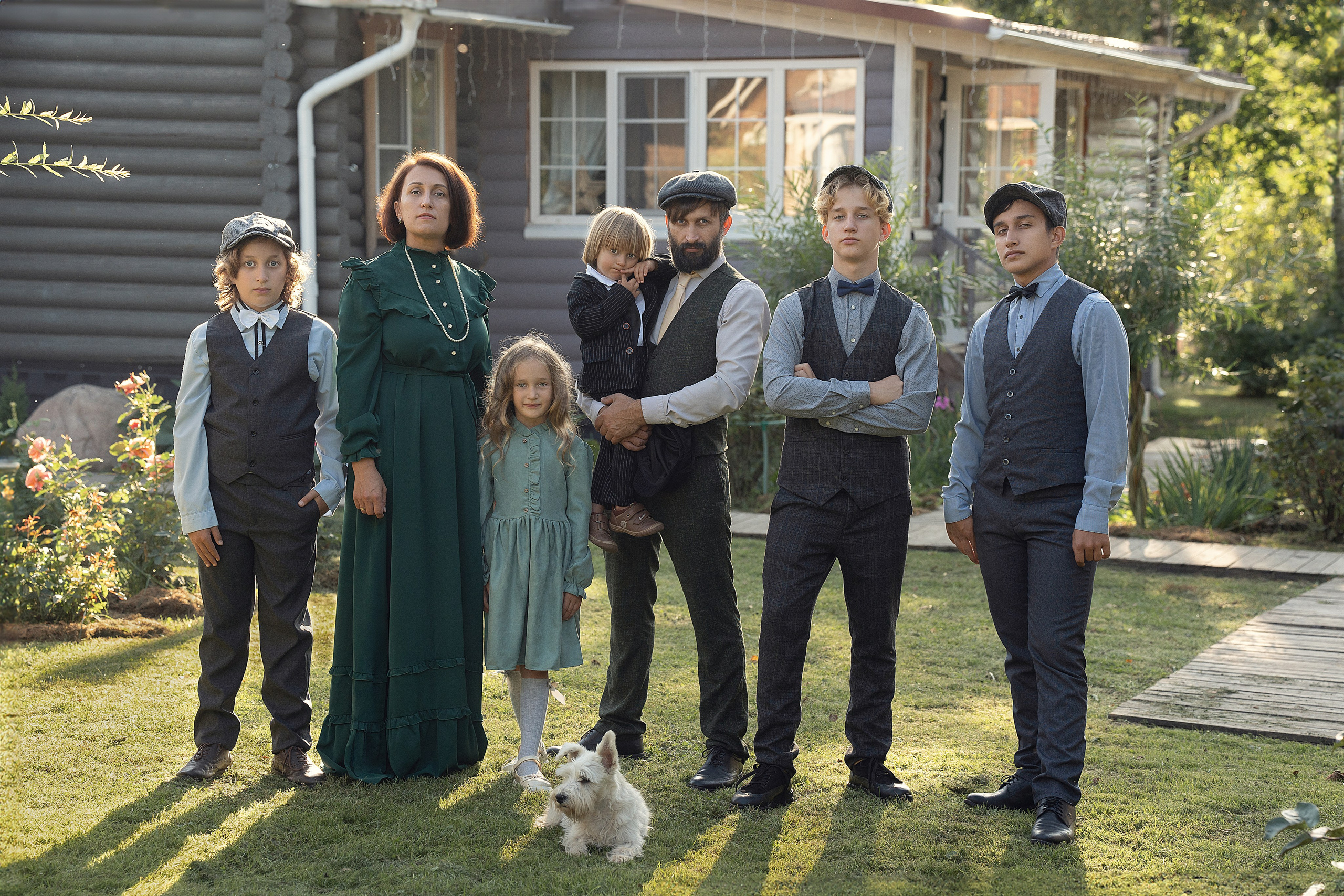 Фотосессия семьи в стиле острых козырьков