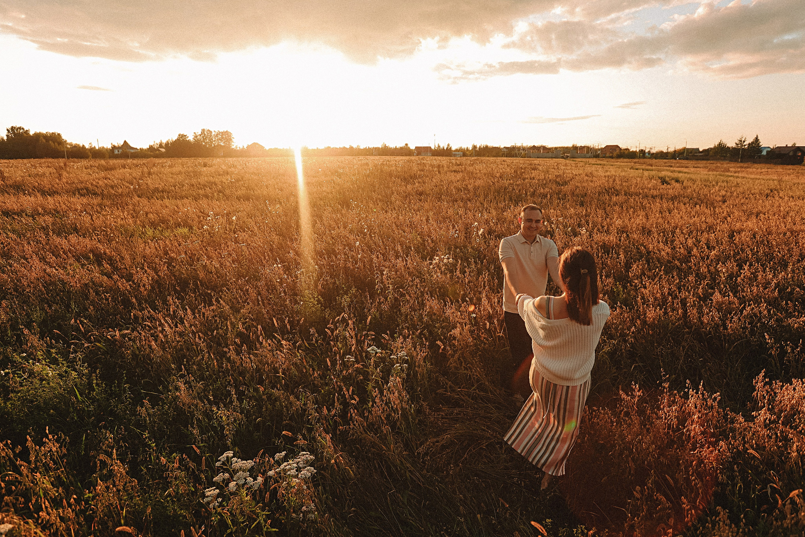 Поле love story на закате. Семейный фотограф Тюмень, фотограф на роды Салмина Мария