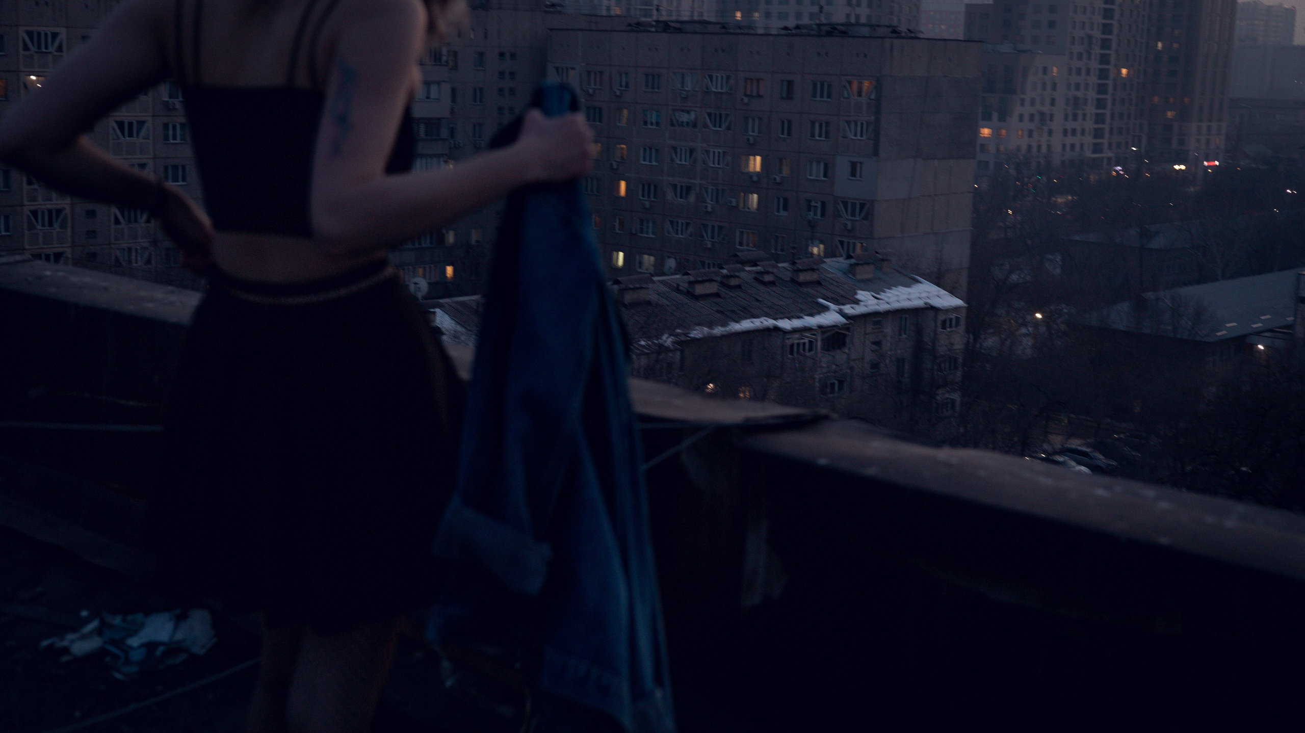 Кинематографичная фотосессия девушки в стиле 2k17 на фоне города