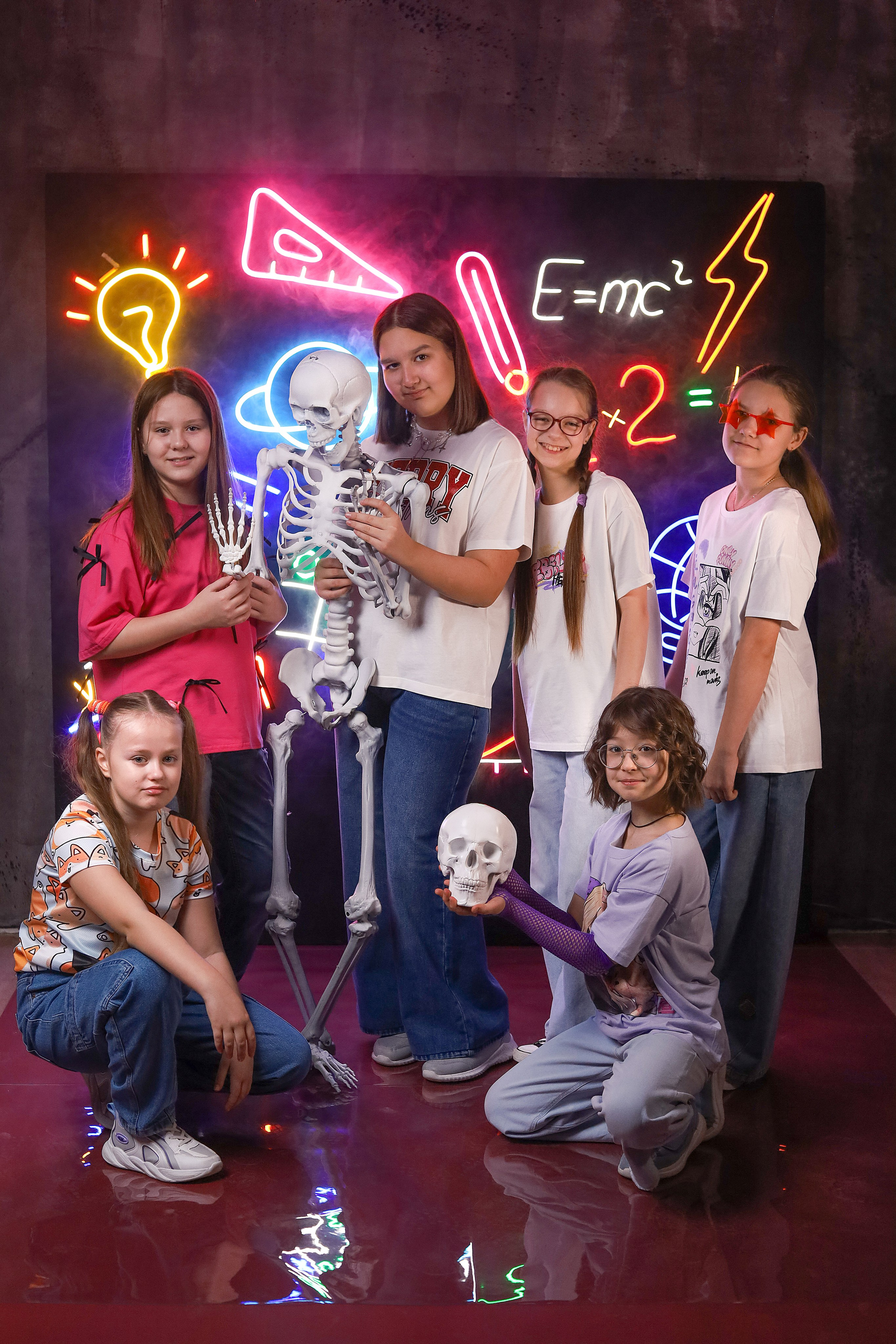 Выпускной альбом "Неон". Выпускные альбомы в Тюмени для школ, садов, вузов спортивных секций