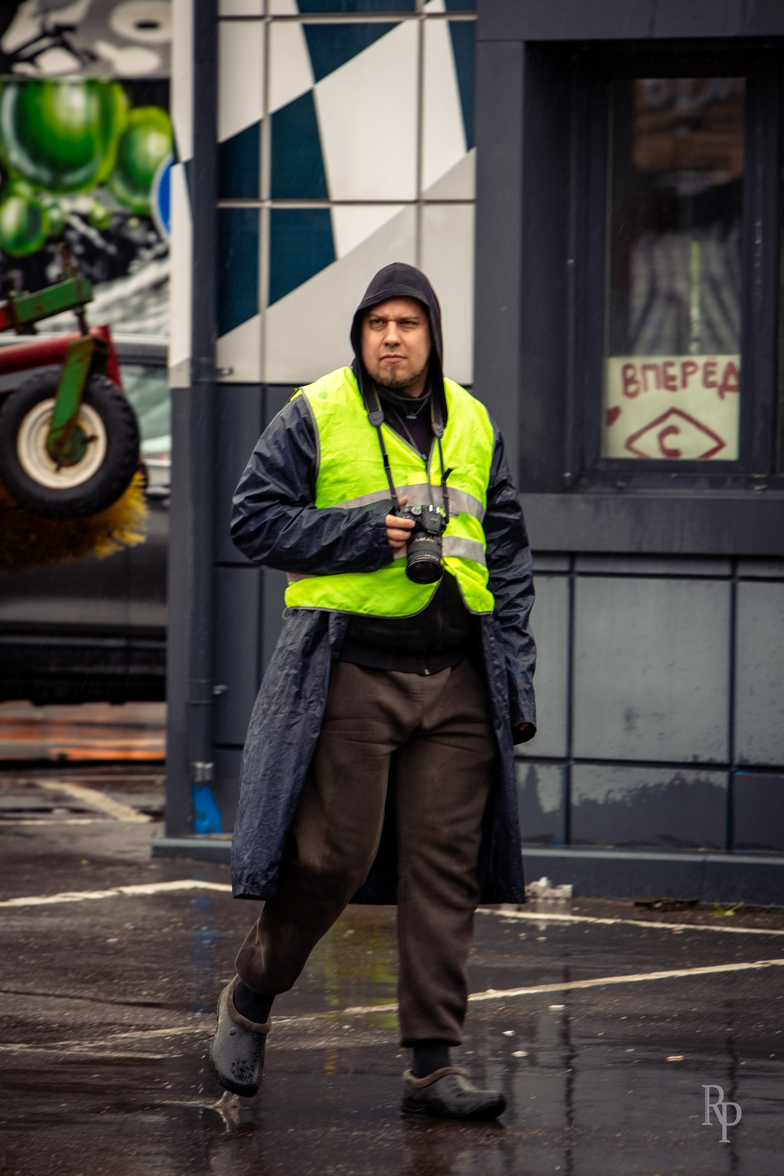 SHOWDOWN. Rusty Photographer