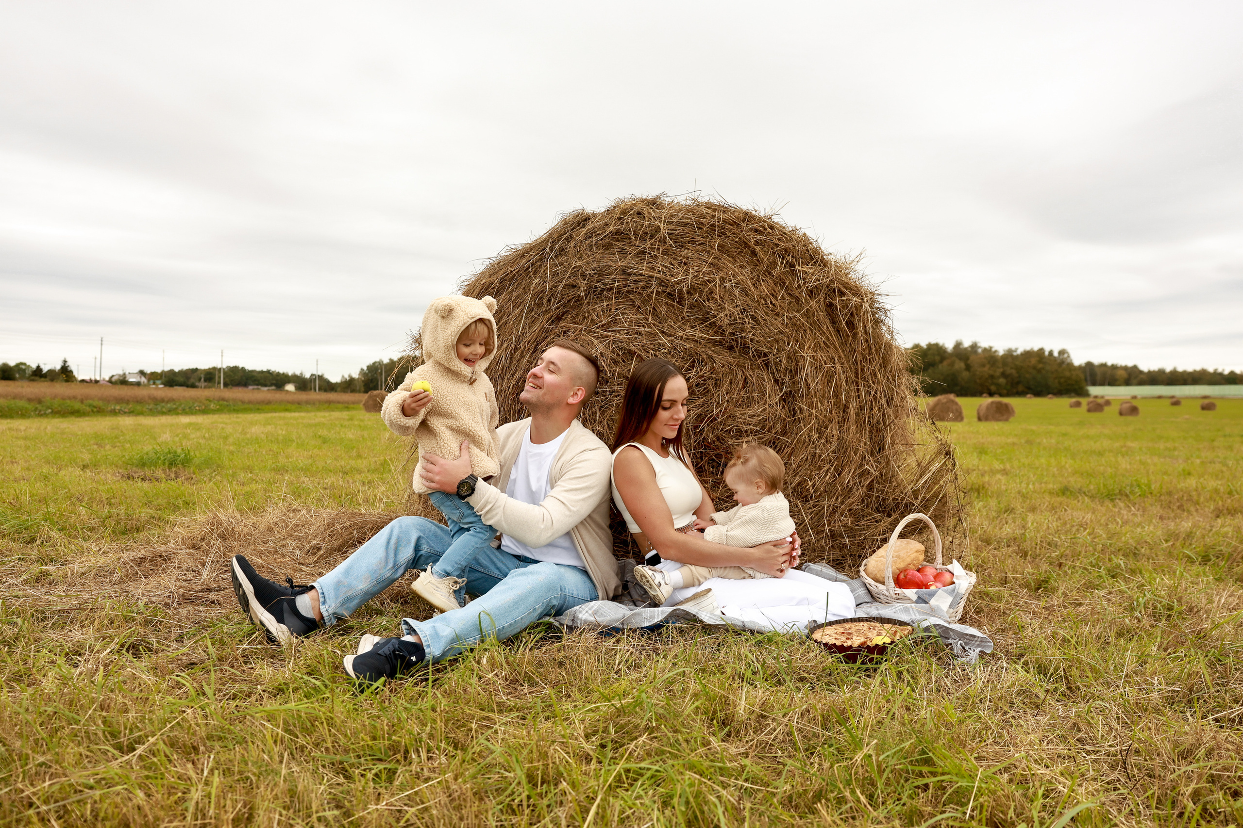 Стога и водоем. Дарья Бухреева — фотограф, видеограф и фототерапевт. Москва и мир