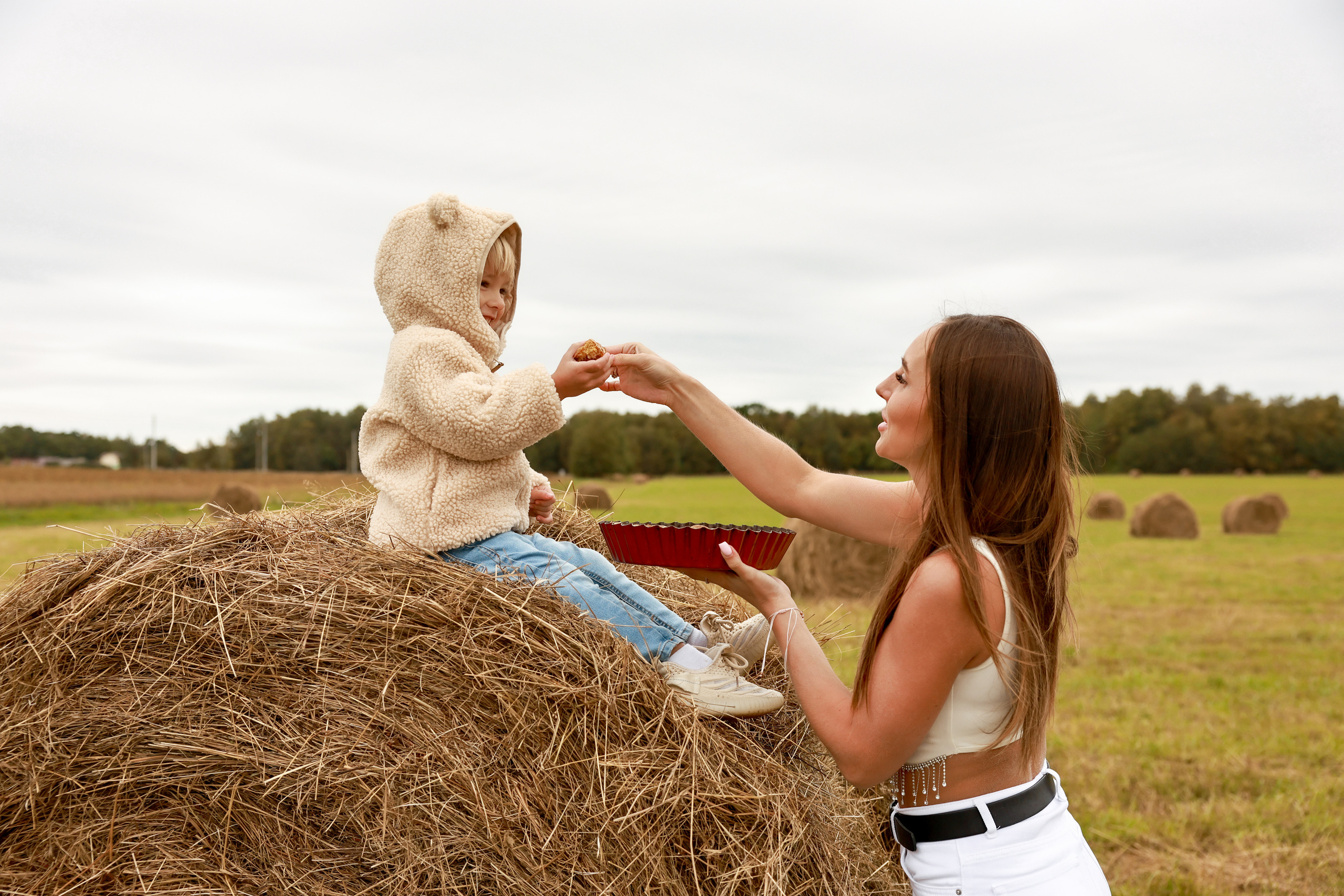 Стога и водоем. Дарья Бухреева — фотограф, видеограф и фототерапевт. Москва и мир