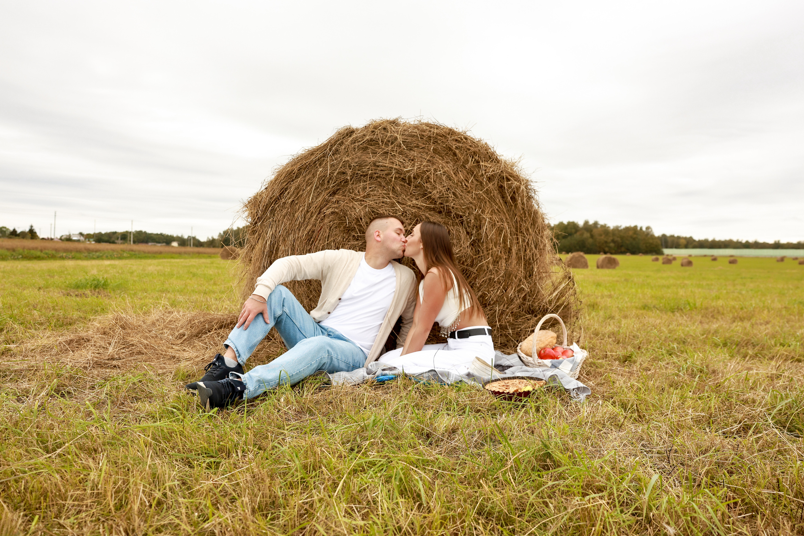 Стога и водоем. Дарья Бухреева — фотограф, видеограф и фототерапевт. Москва и мир
