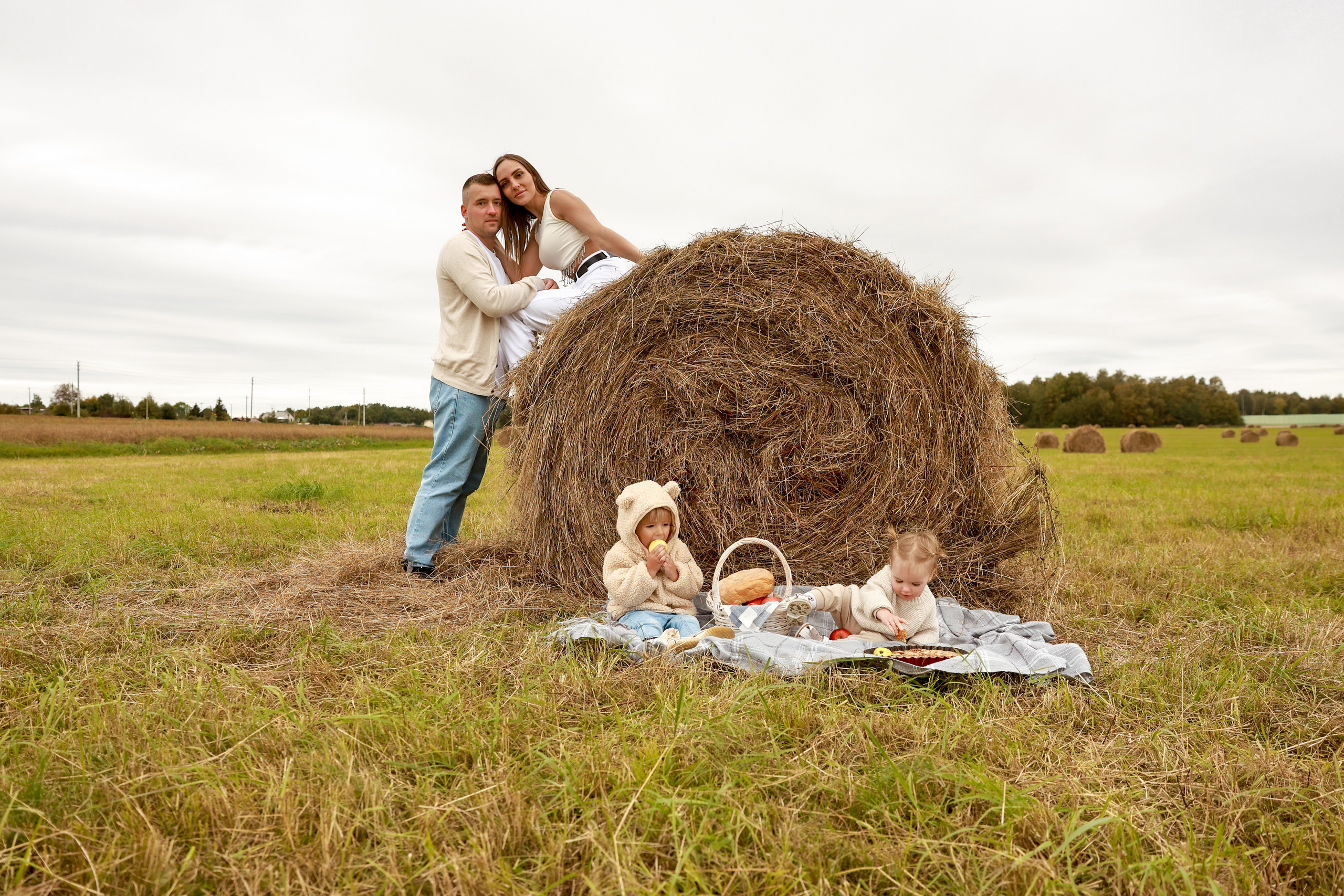 Стога и водоем. Дарья Бухреева — фотограф, видеограф и фототерапевт. Москва и мир