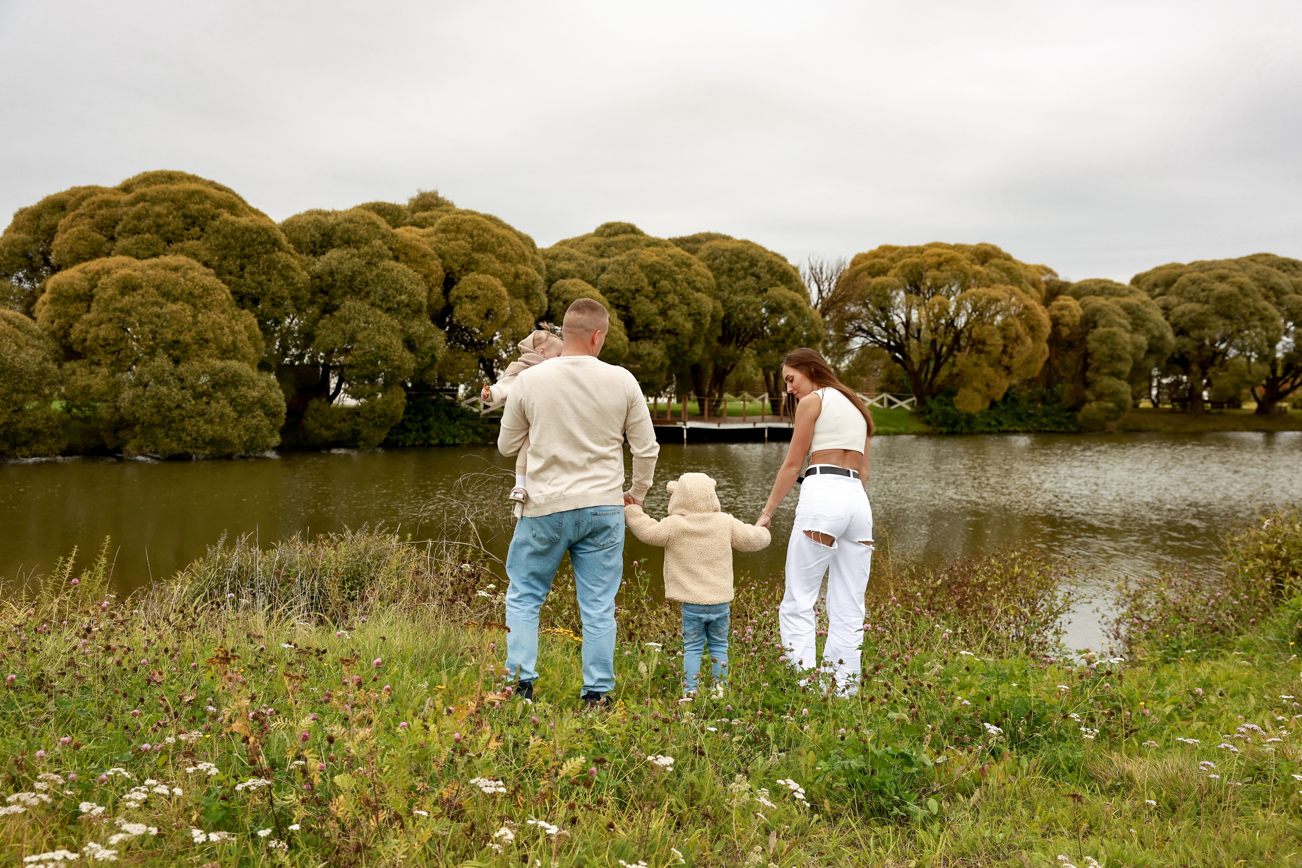 Стога и водоем. Дарья Бухреева — фотограф, видеограф и фототерапевт. Москва и мир
