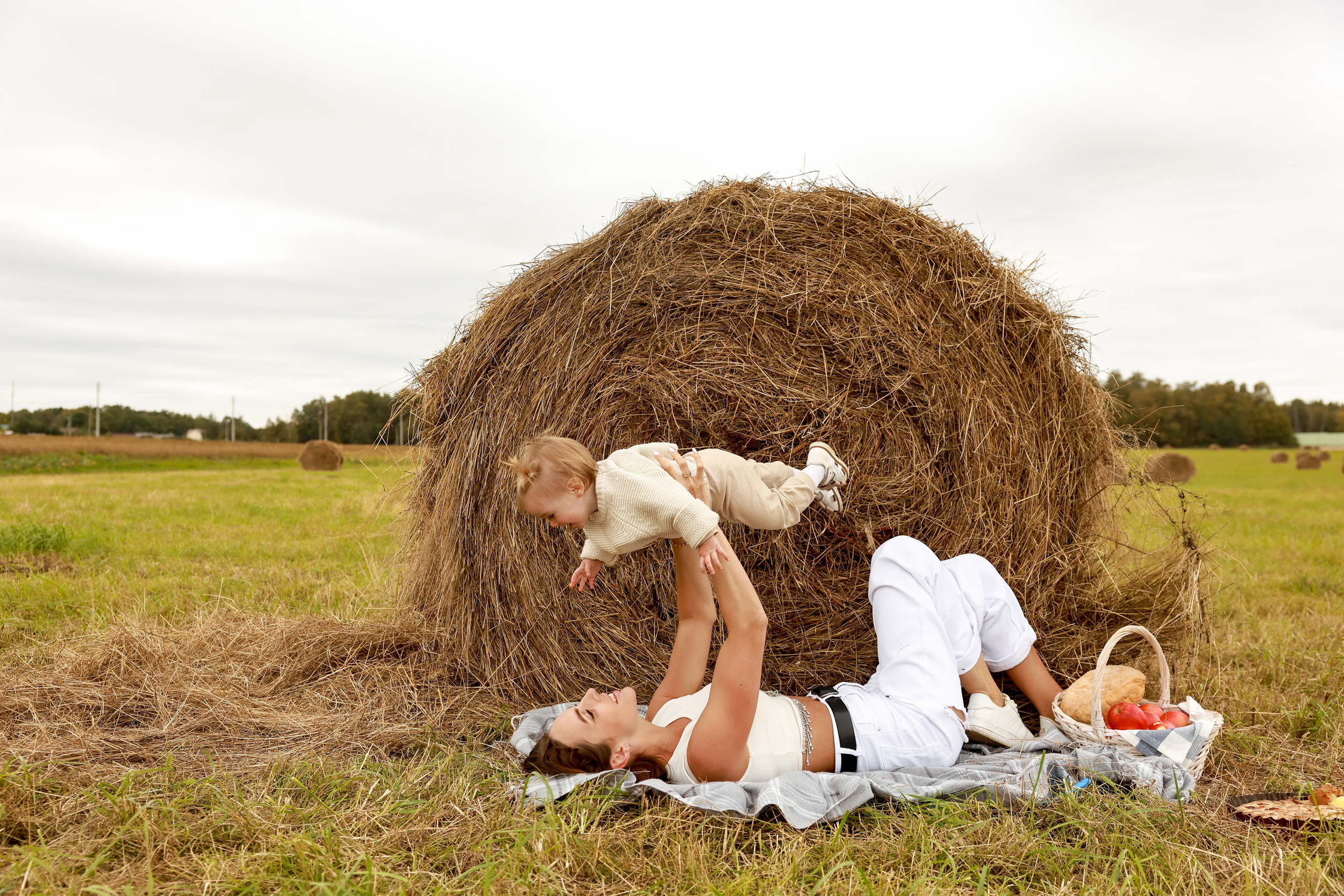 Стога и водоем. Дарья Бухреева — фотограф, видеограф и фототерапевт. Москва и мир