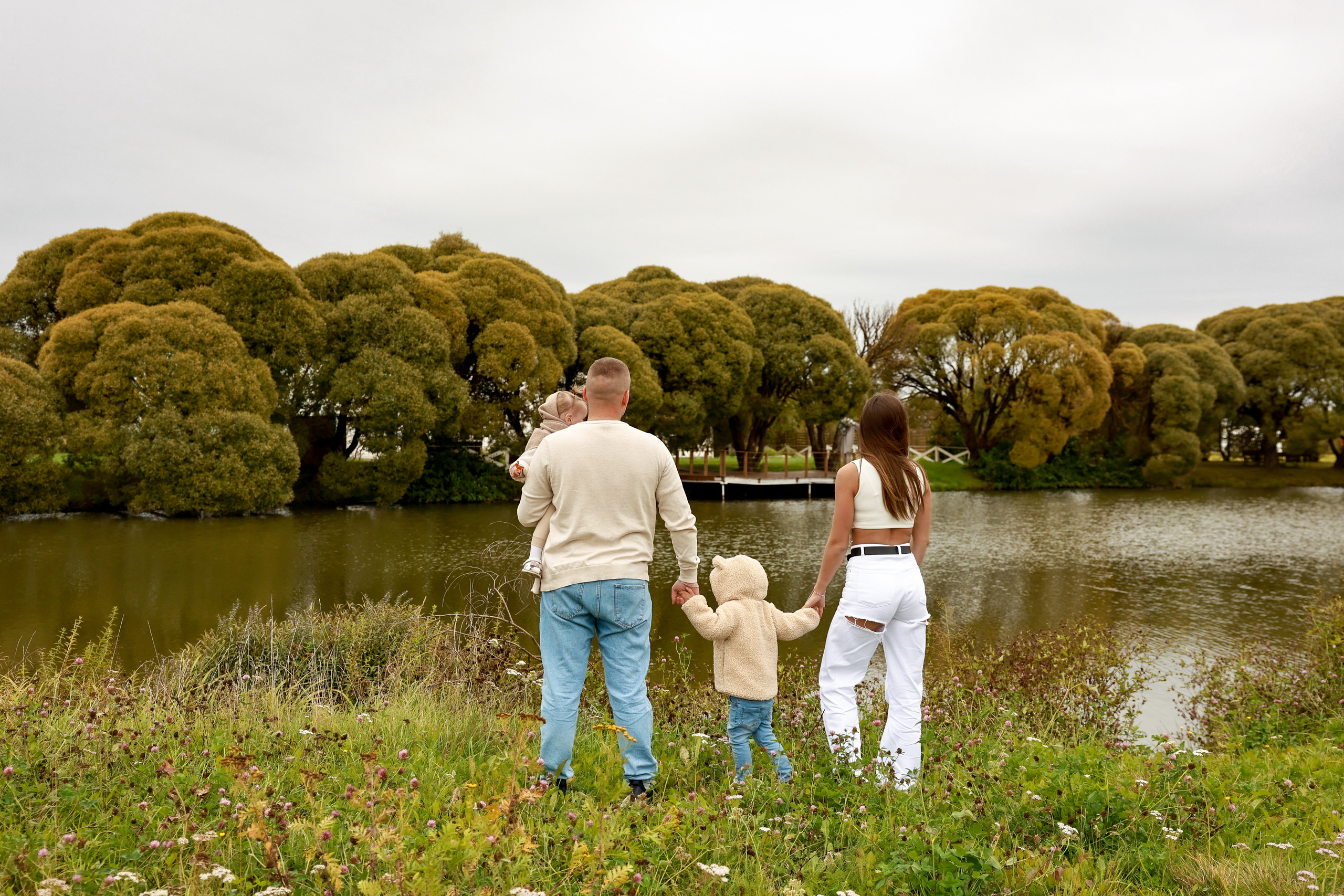 Стога и водоем. Дарья Бухреева — фотограф, видеограф и фототерапевт. Москва и мир