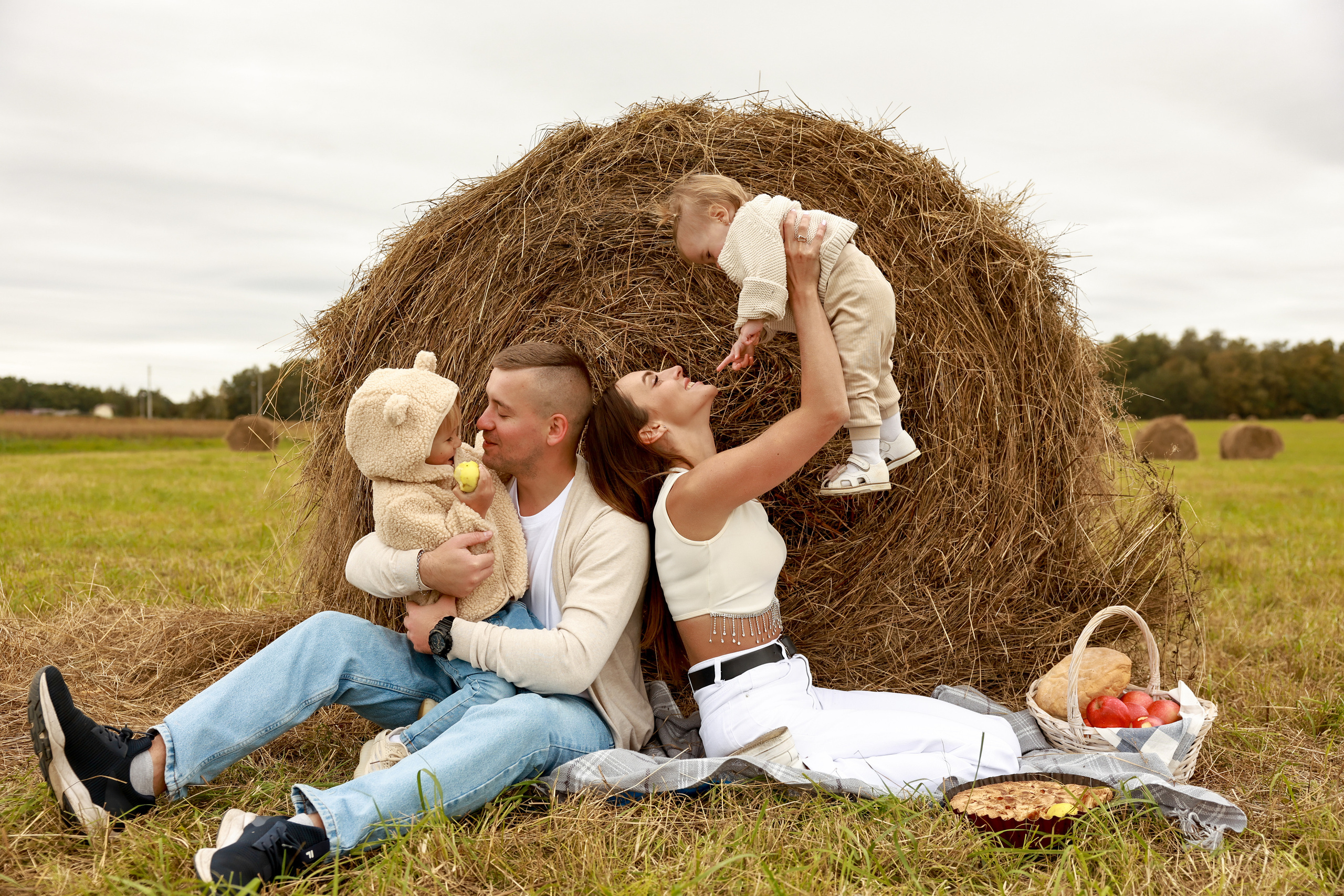 Стога и водоем. Дарья Бухреева — фотограф, видеограф и фототерапевт. Москва и мир