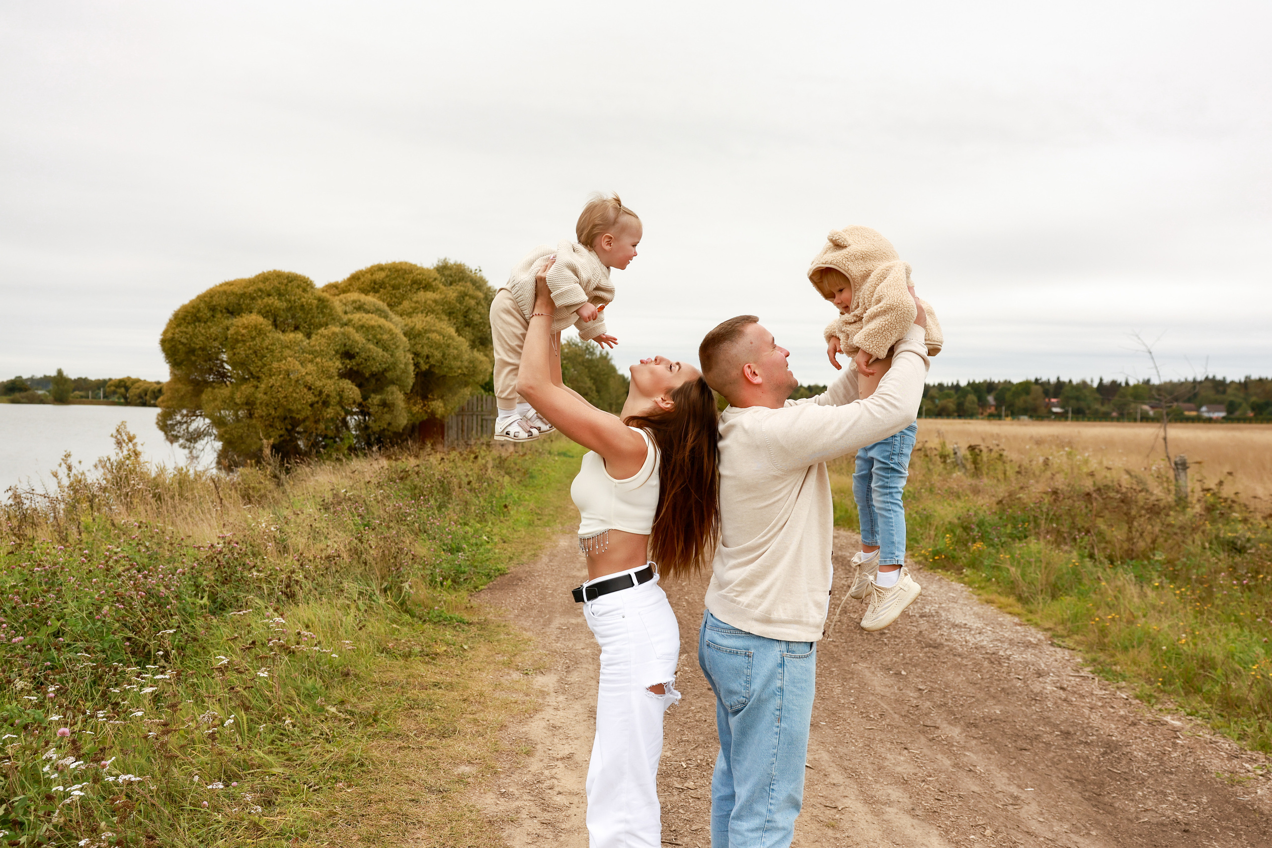 Стога и водоем. Дарья Бухреева — фотограф, видеограф и фототерапевт. Москва и мир