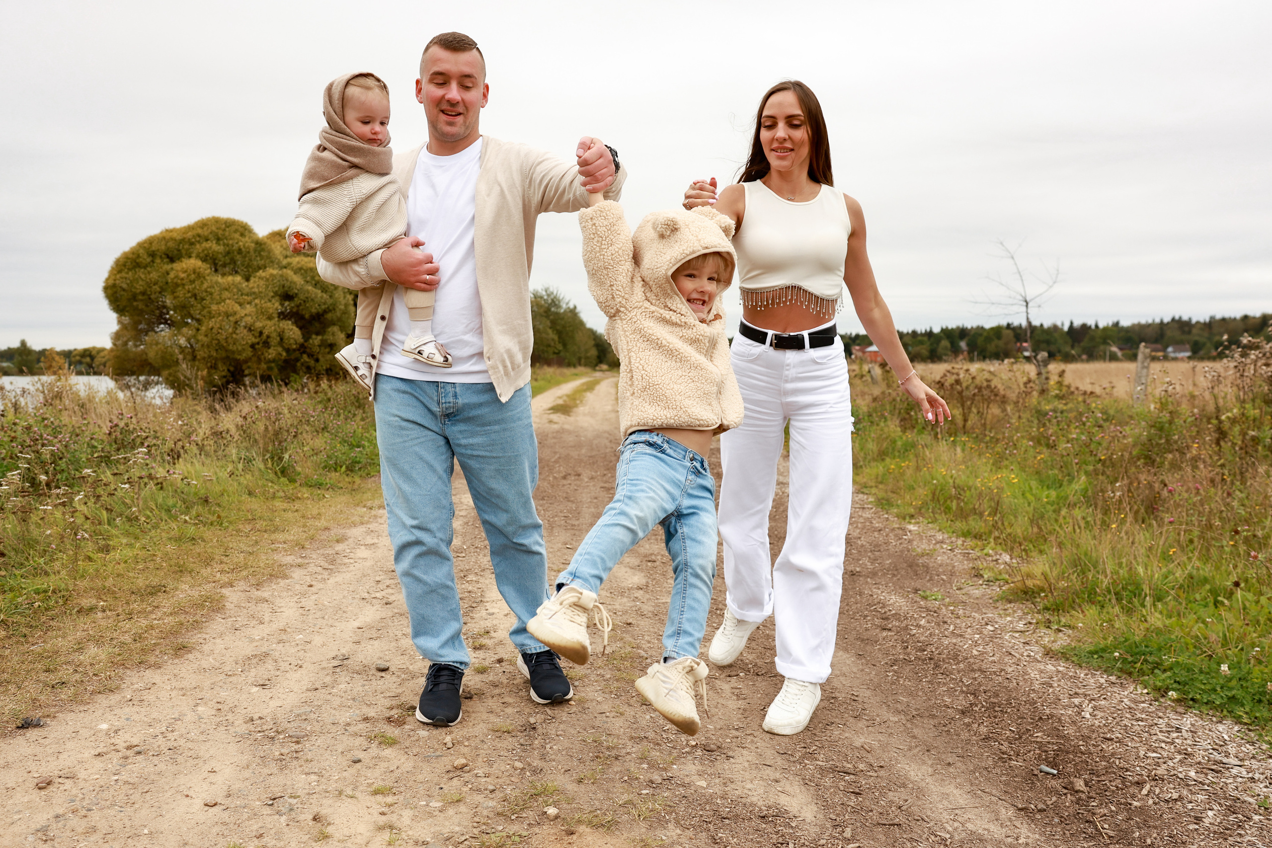 Стога и водоем. Дарья Бухреева — фотограф, видеограф и фототерапевт. Москва и мир
