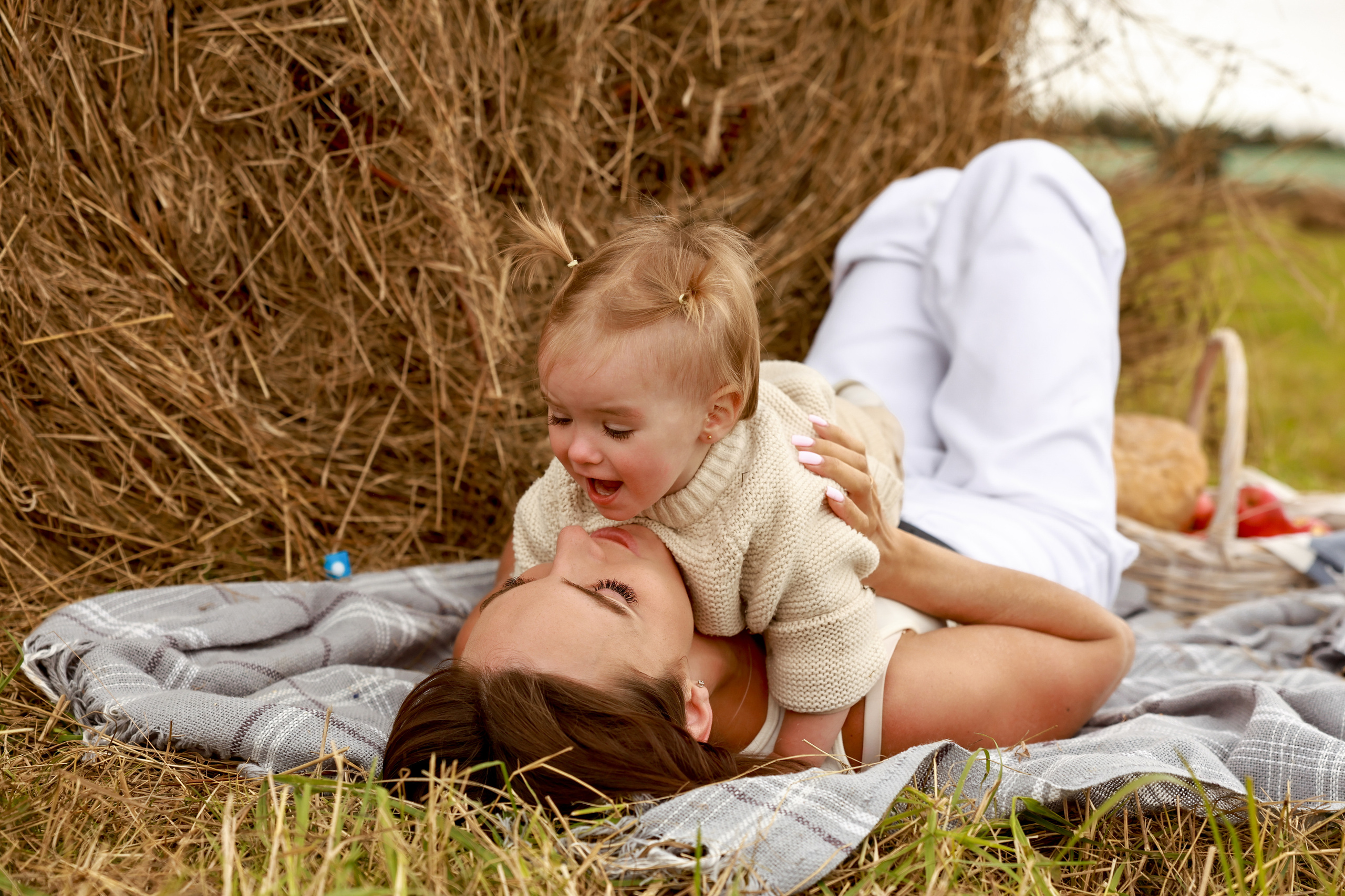 Стога и водоем. Дарья Бухреева — фотограф, видеограф и фототерапевт. Москва и мир