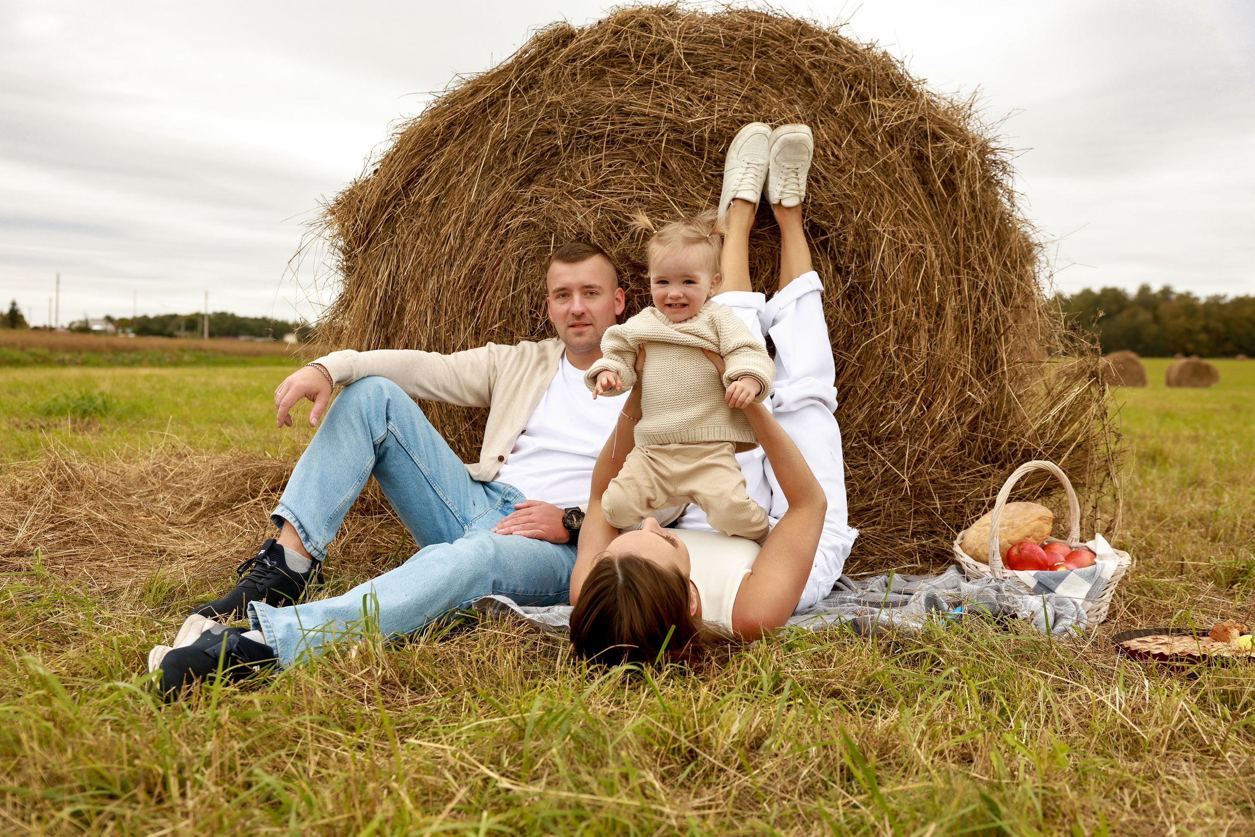 Стога и водоем. Дарья Бухреева — фотограф, видеограф и фототерапевт. Москва и мир