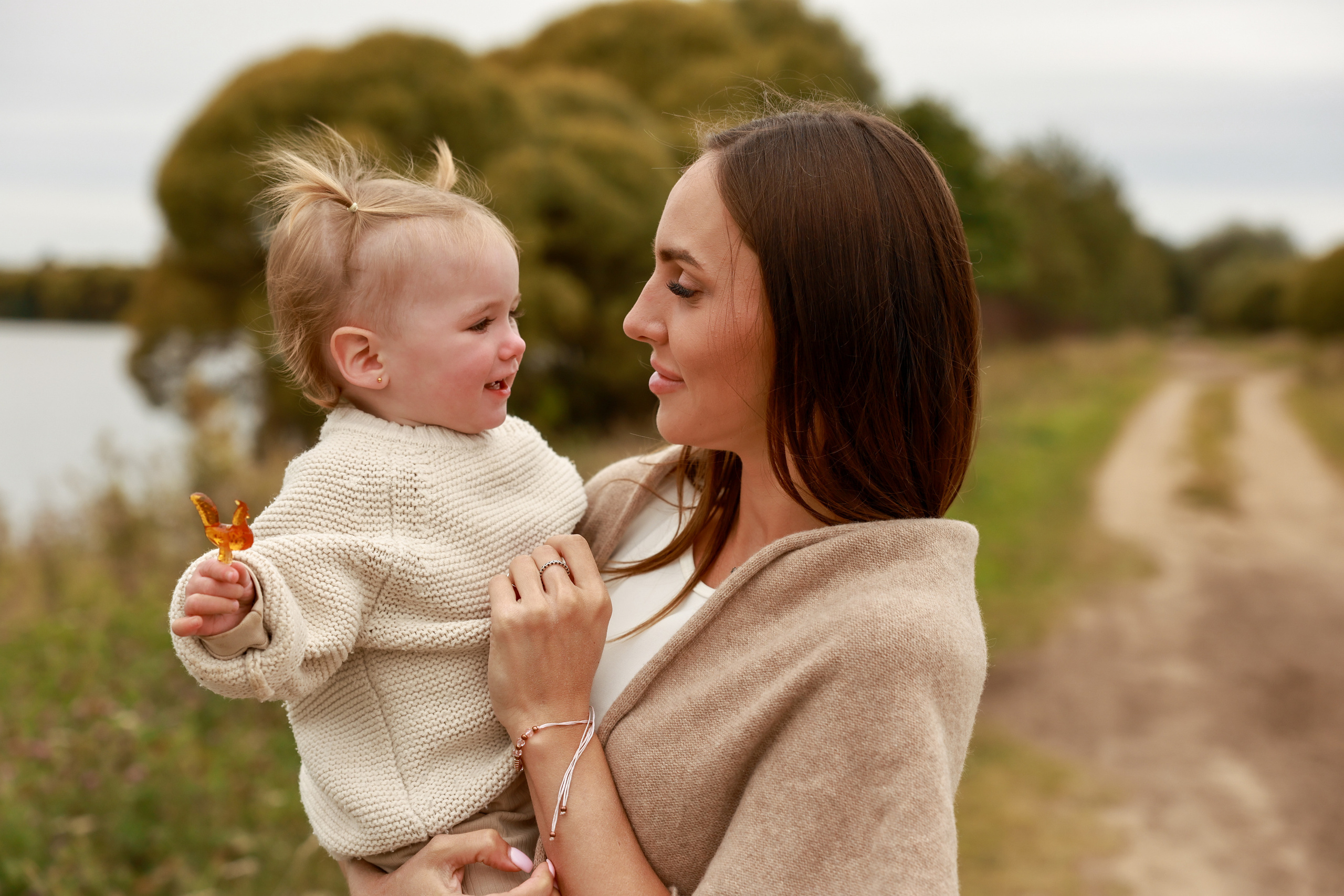 Стога и водоем. Дарья Бухреева — фотограф, видеограф и фототерапевт. Москва и мир