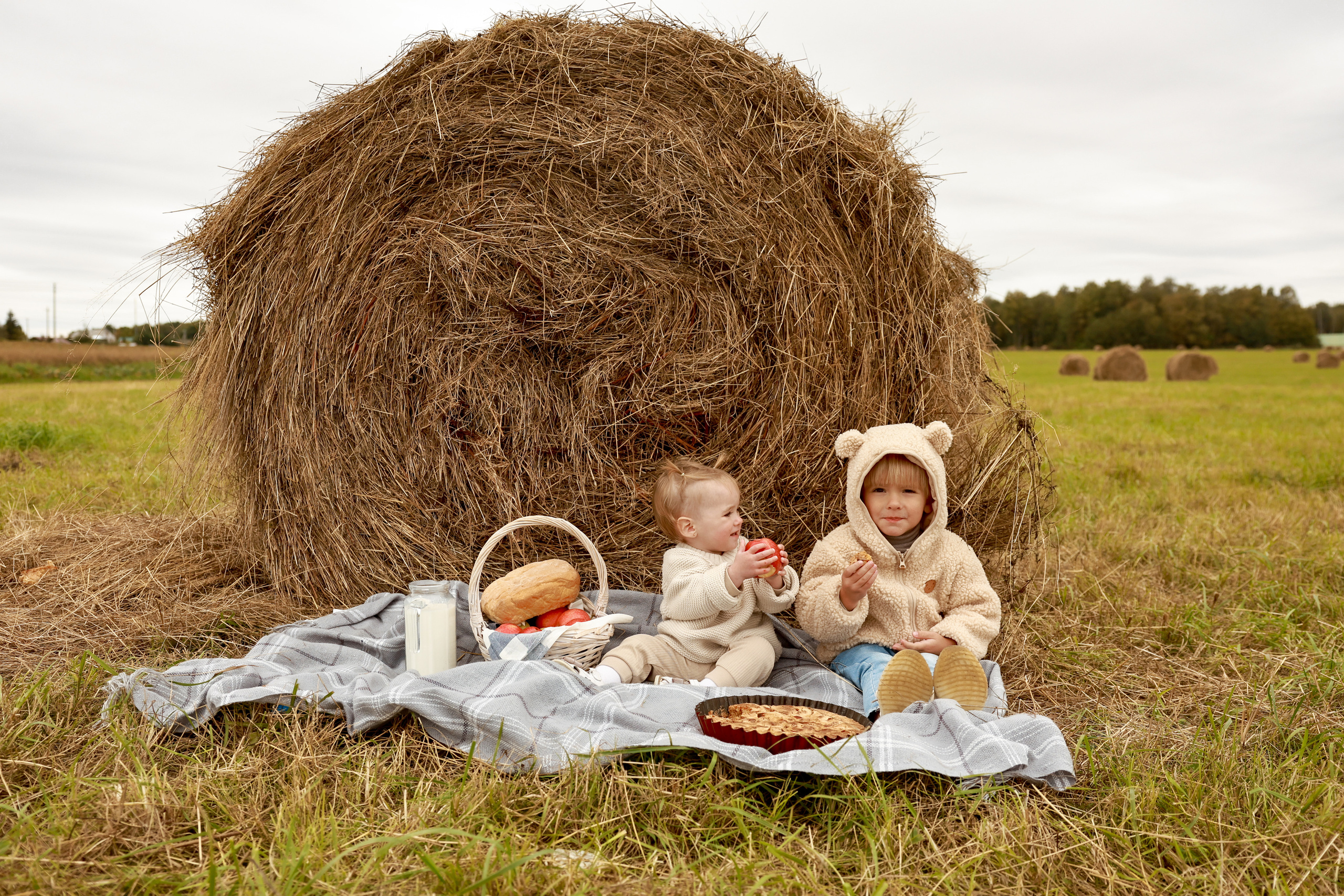 Стога и водоем. Дарья Бухреева — фотограф, видеограф и фототерапевт. Москва и мир