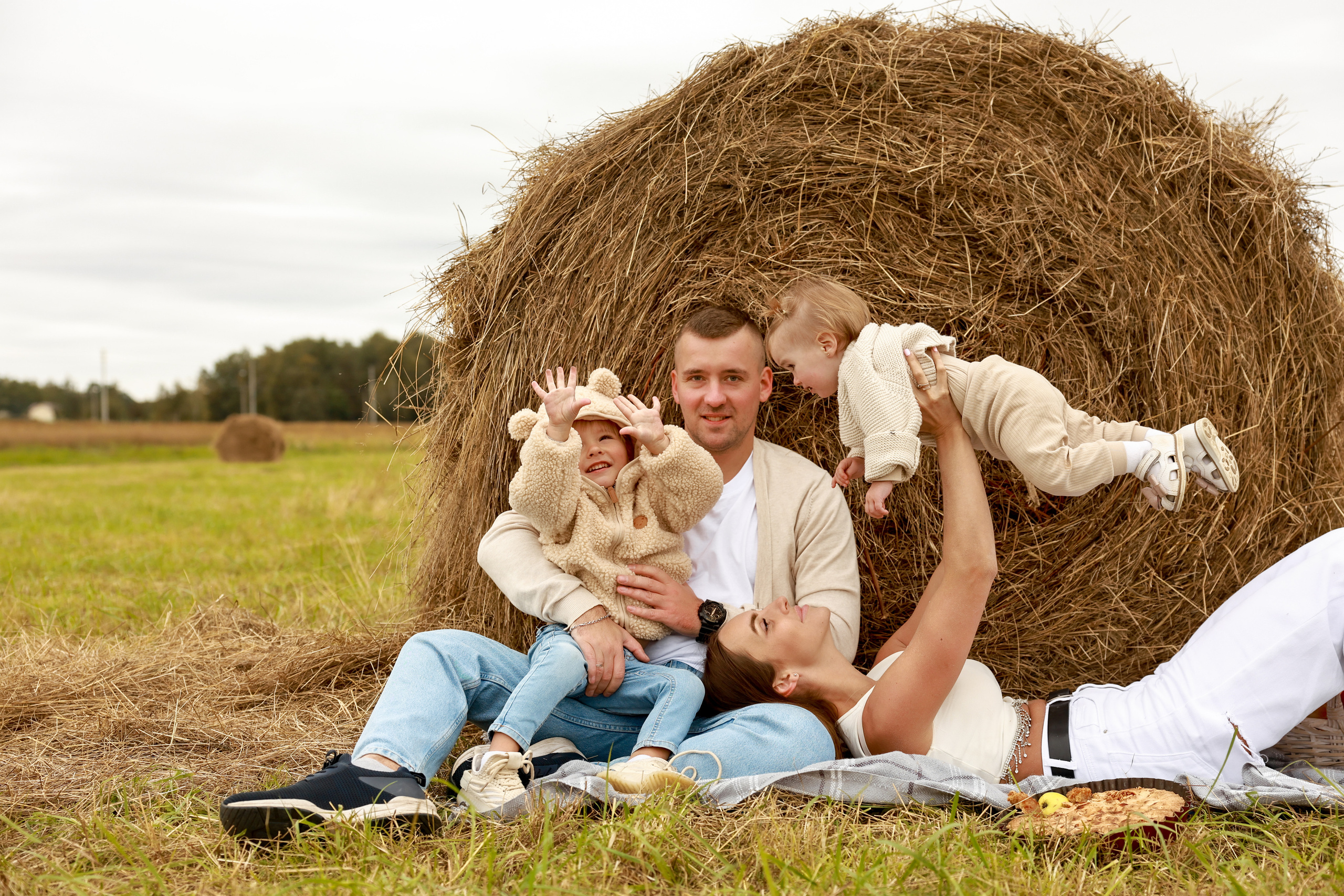 Стога и водоем. Дарья Бухреева — фотограф, видеограф и фототерапевт. Москва и мир