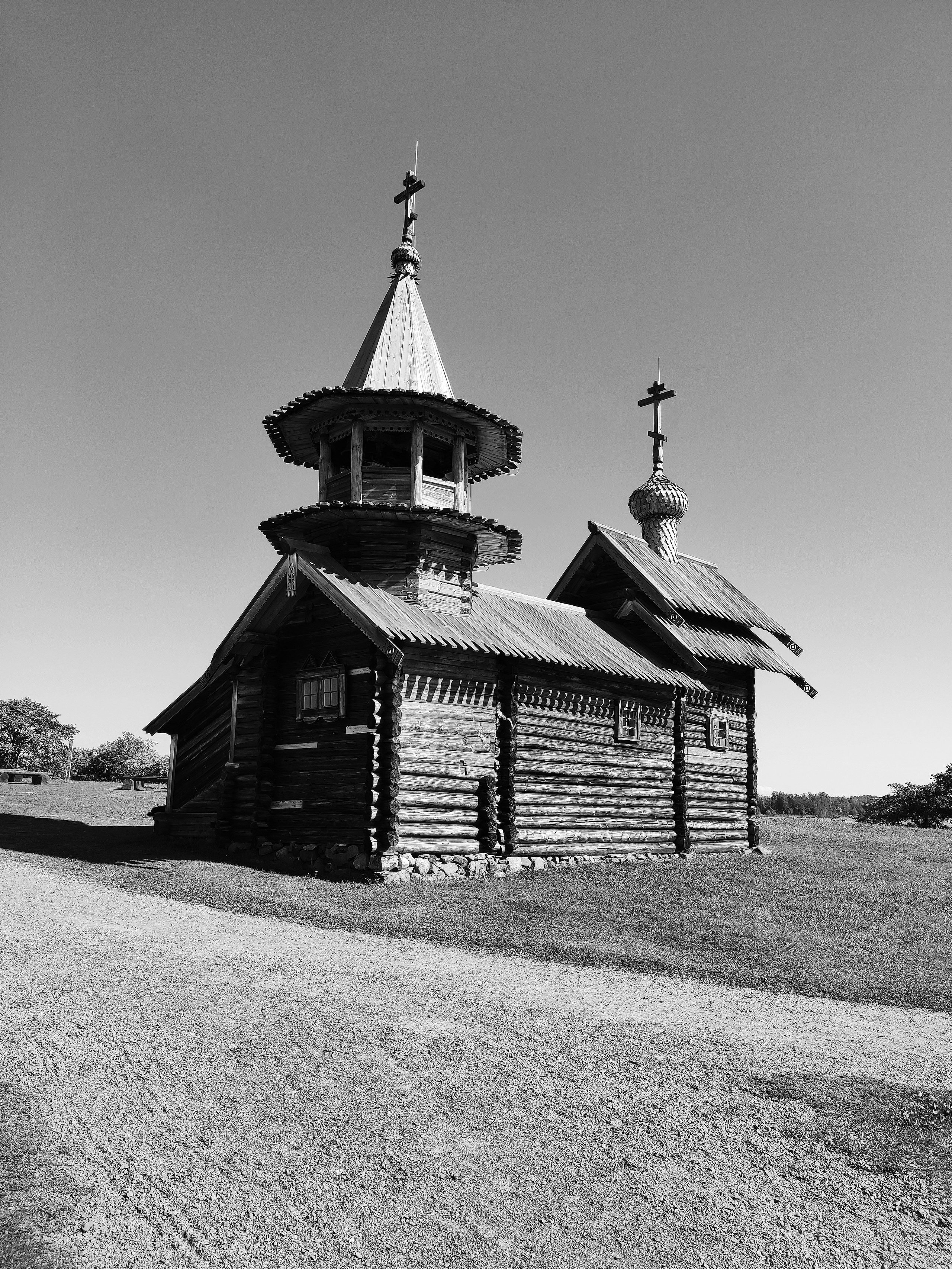 Часовня Архангела Михаила из д. Леликозеро. Кровля тесовая: над трапезной и сенями - безгвоздевая конструкция, остальная - гвоздевая из красного теса.