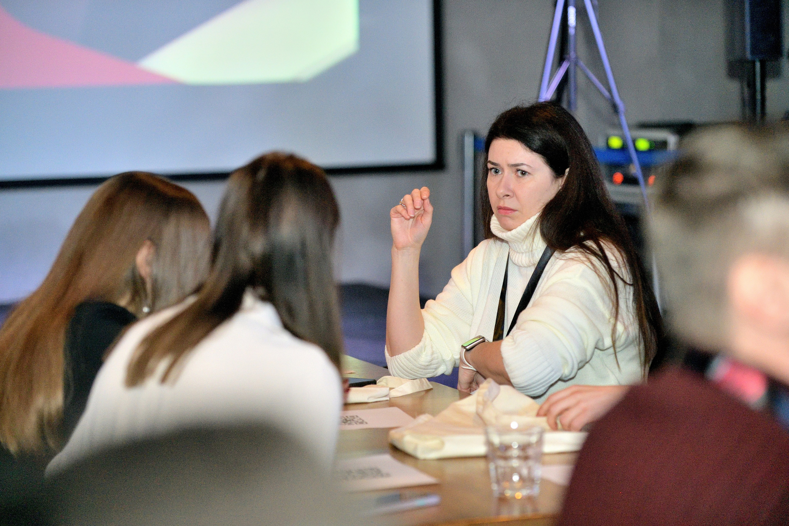 "Девушки на конференциях".