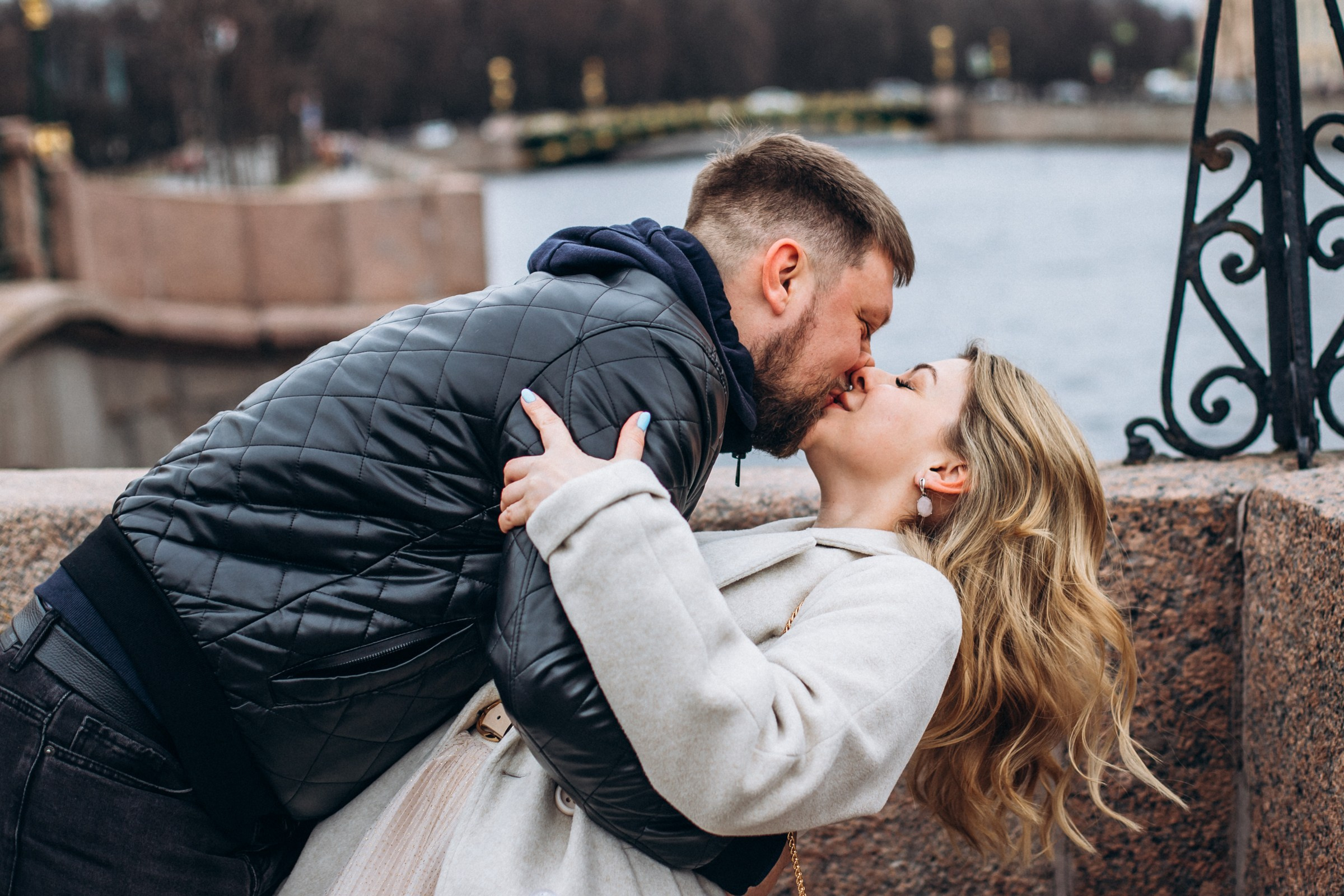 Максим и Юлия в апреле. Фотопрогулка в Петербурге. Индивидуальный и семейный фотограф в Санкт-Петербурге