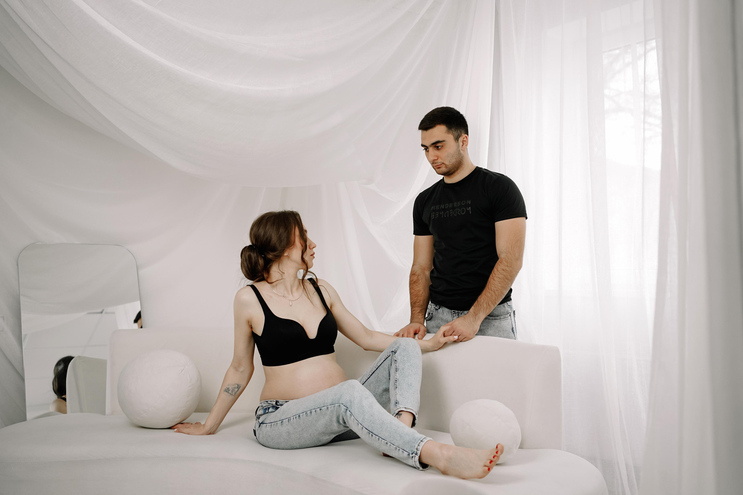 Беременная фотосессия в студии