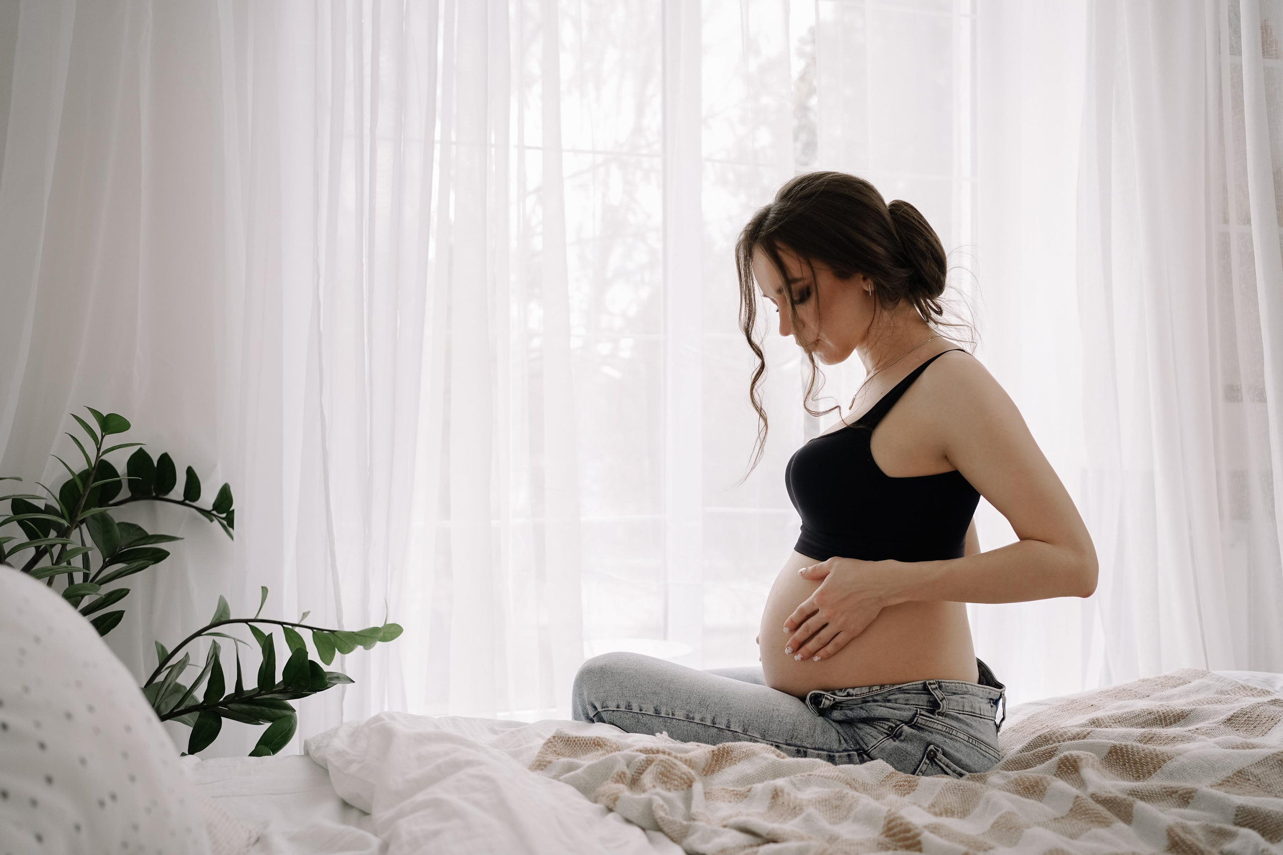 Беременная фотосессия в студии