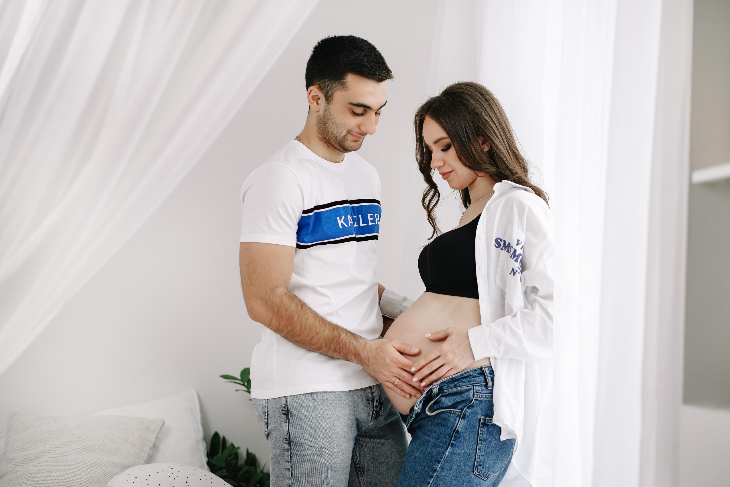 Беременная фотосессия в студии