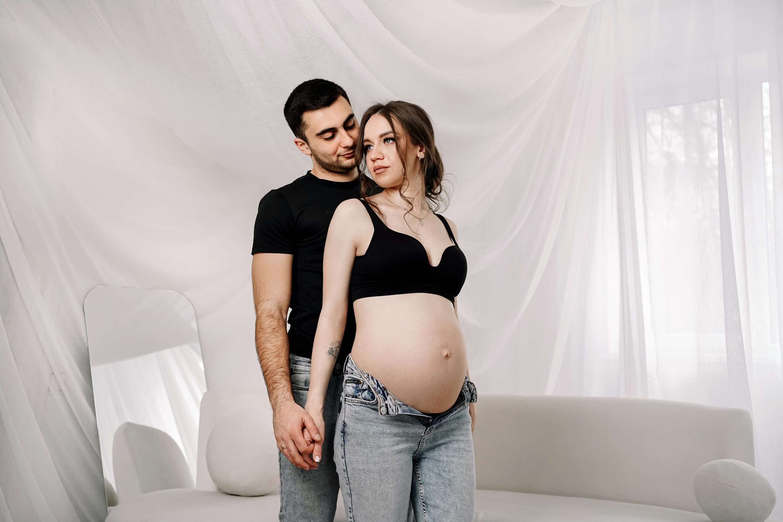 Беременная фотосессия в студии