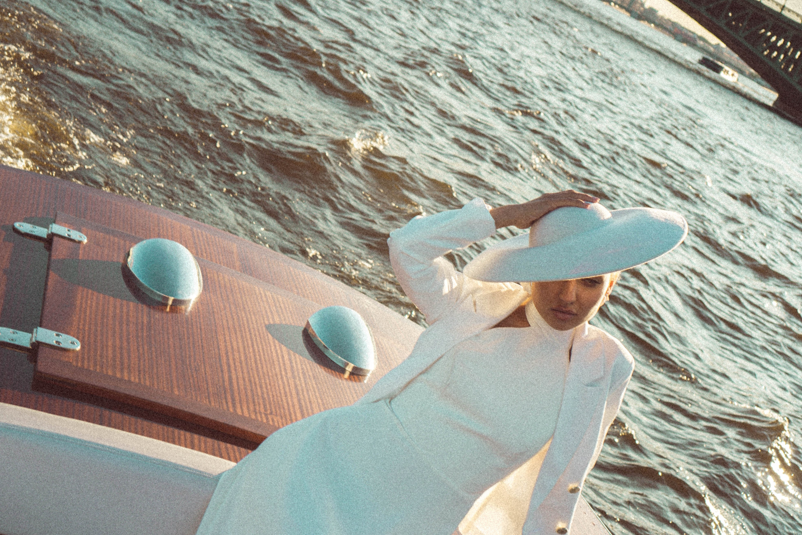 СВАДЕНБНАЯ СЬЕМКА НА КАТЕРЕ ПО КАНАЛАМ САНКТ-ПЕТЕРБУРГА И В АКВАТОРИИ НЕВЫ. Профессиональный фотограф, Санкт-Петербург — Виктория Богомолова