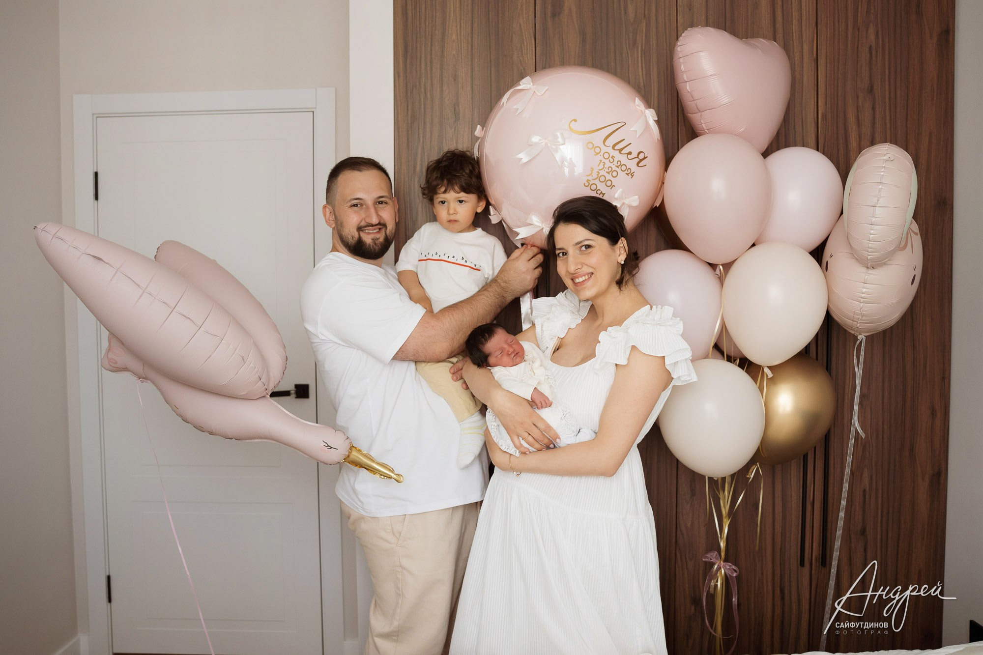 Семейная фотосессия дома в день выписки из роддома, Ростов-на-Дону, фотосъемка новорожденного. Фотограф Андрей Сайфутдинов