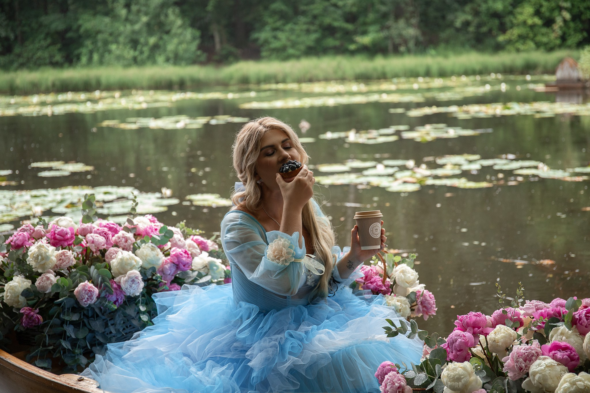 Лодка с пионами. Свадебный и портретный фотограф в Москве Мария Кравченко