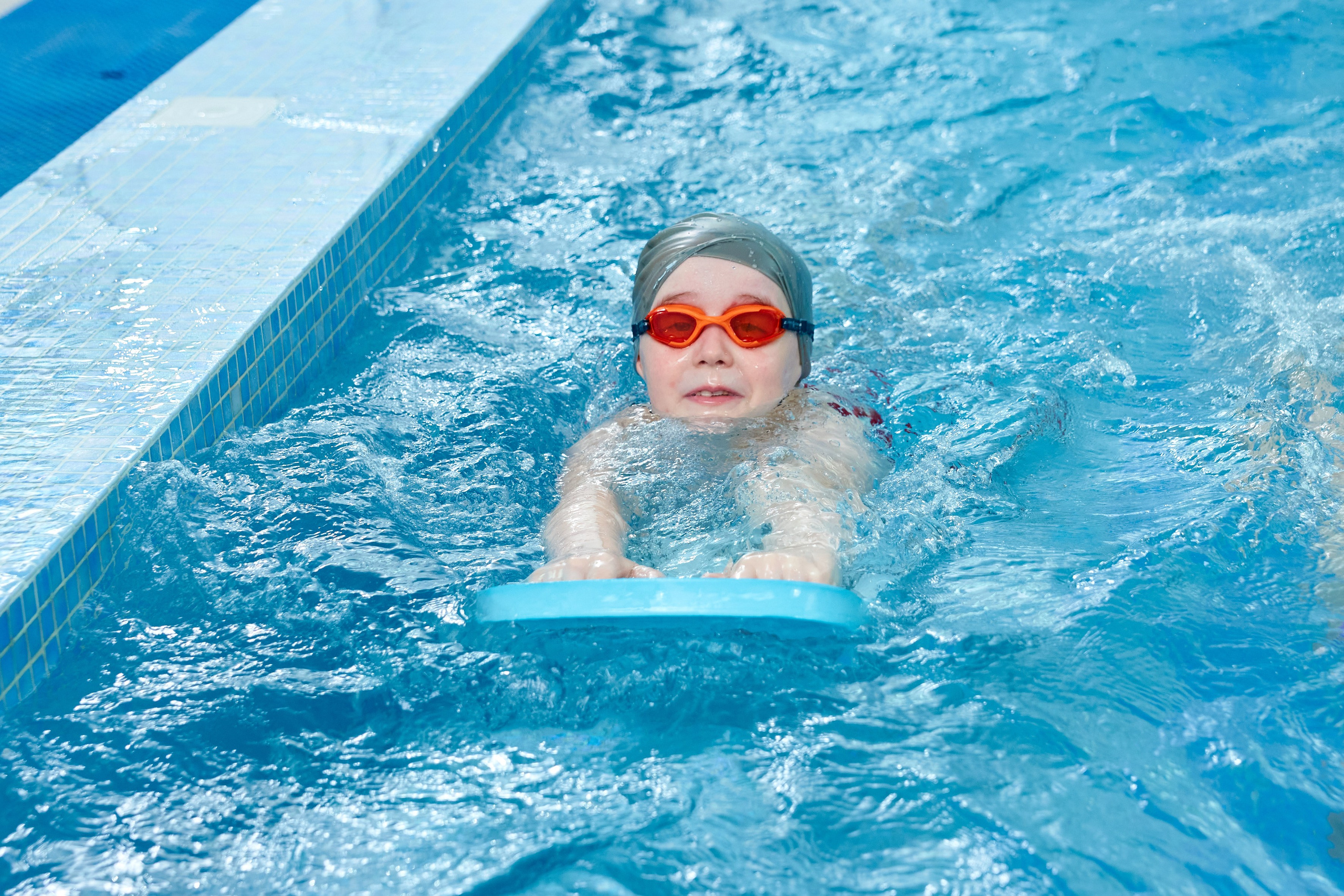 Занятие в бассейне. Childrenfoto.ru