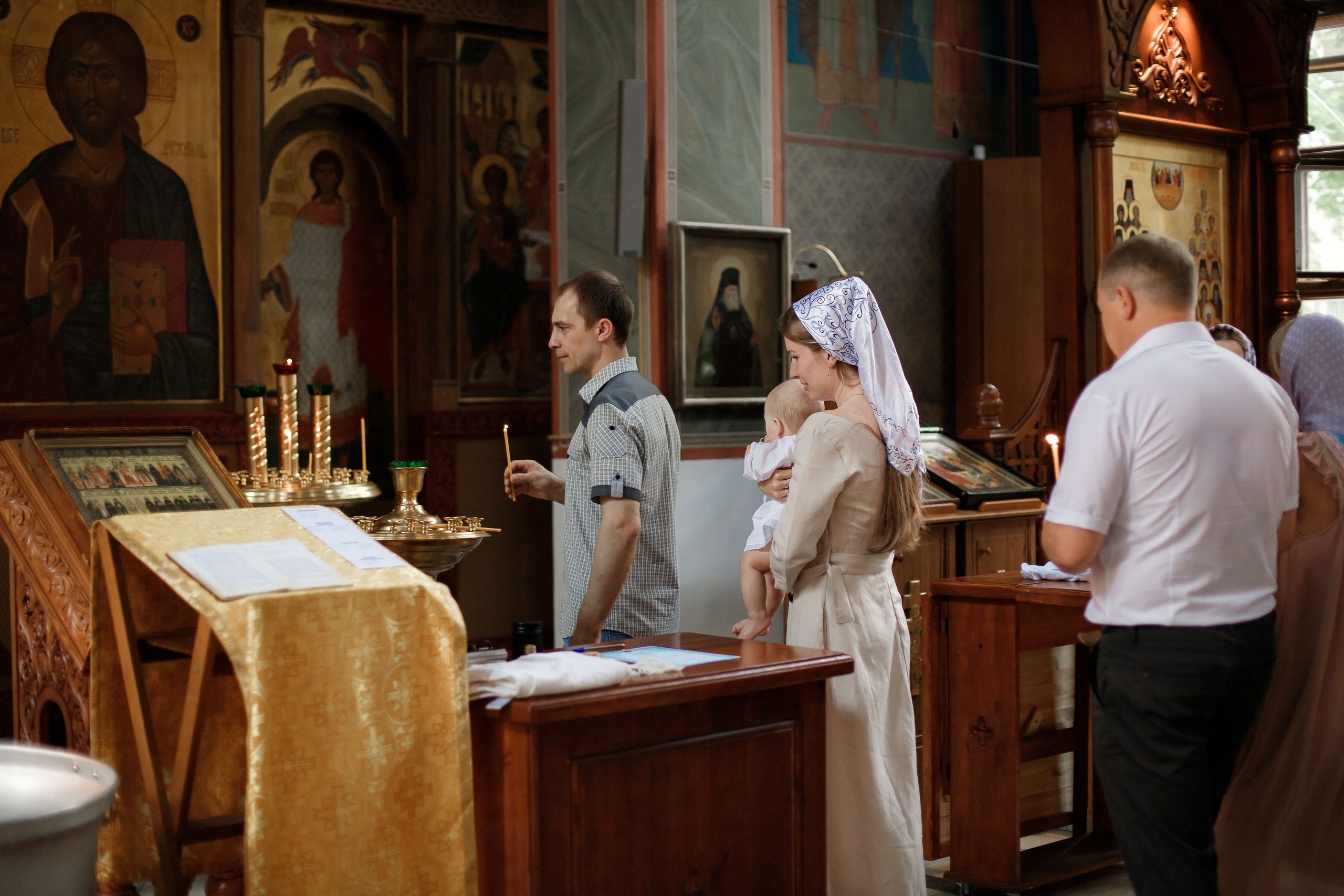 Таинство крещения в Троицкой церкови. Фотограф Карпачан Анастасия
