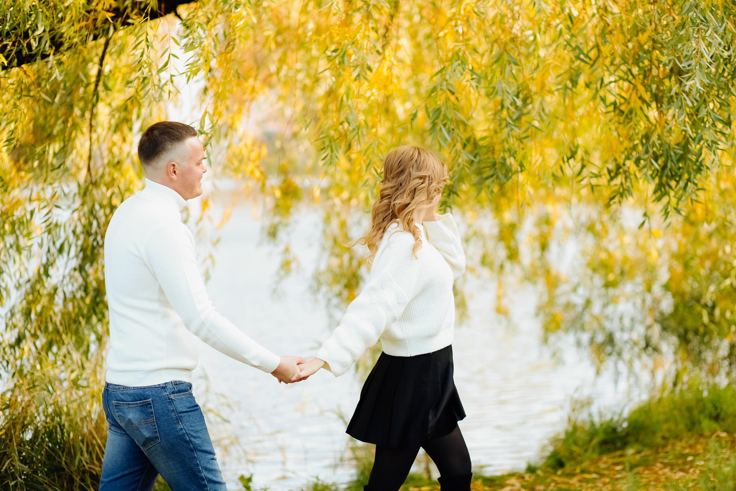 любовь, любовная история, lovestory, фабричный парк, реутово, фотосессия москва, прогулка, осень, осенняя листва, осень в реутово, осень в фабричном парке, фабричный пруд реутов