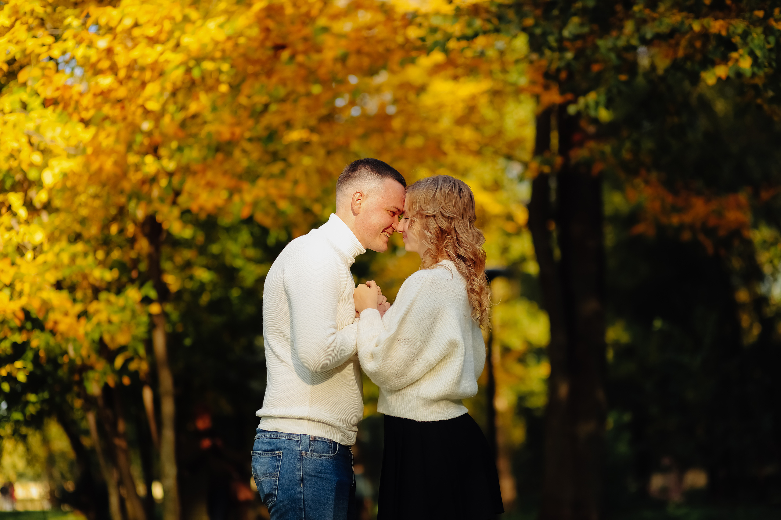 любовь, любовная история, lovestory, фабричный парк, реутово, фотосессия москва, прогулка, осень, осенняя листва, осень в реутово, осень в фабричном парке, фабричный пруд реутов