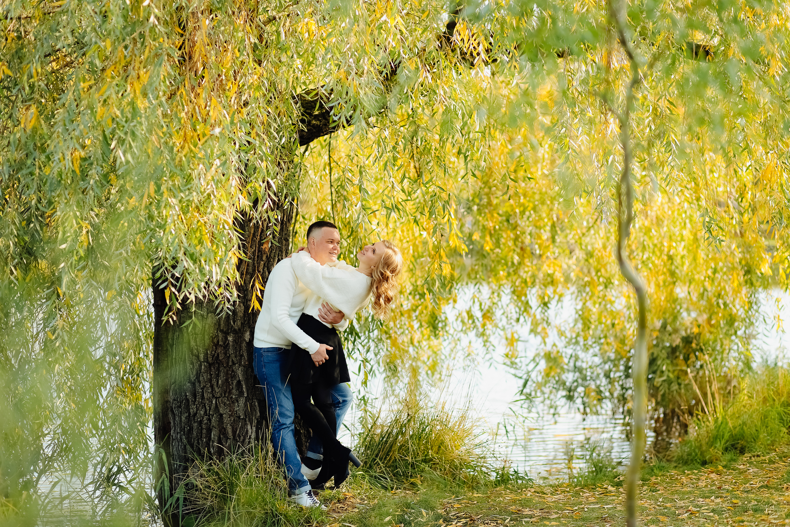 любовь, любовная история, lovestory, фабричный парк, реутово, фотосессия москва, прогулка, осень, осенняя листва, осень в реутово, осень в фабричном парке, фабричный пруд реутов
