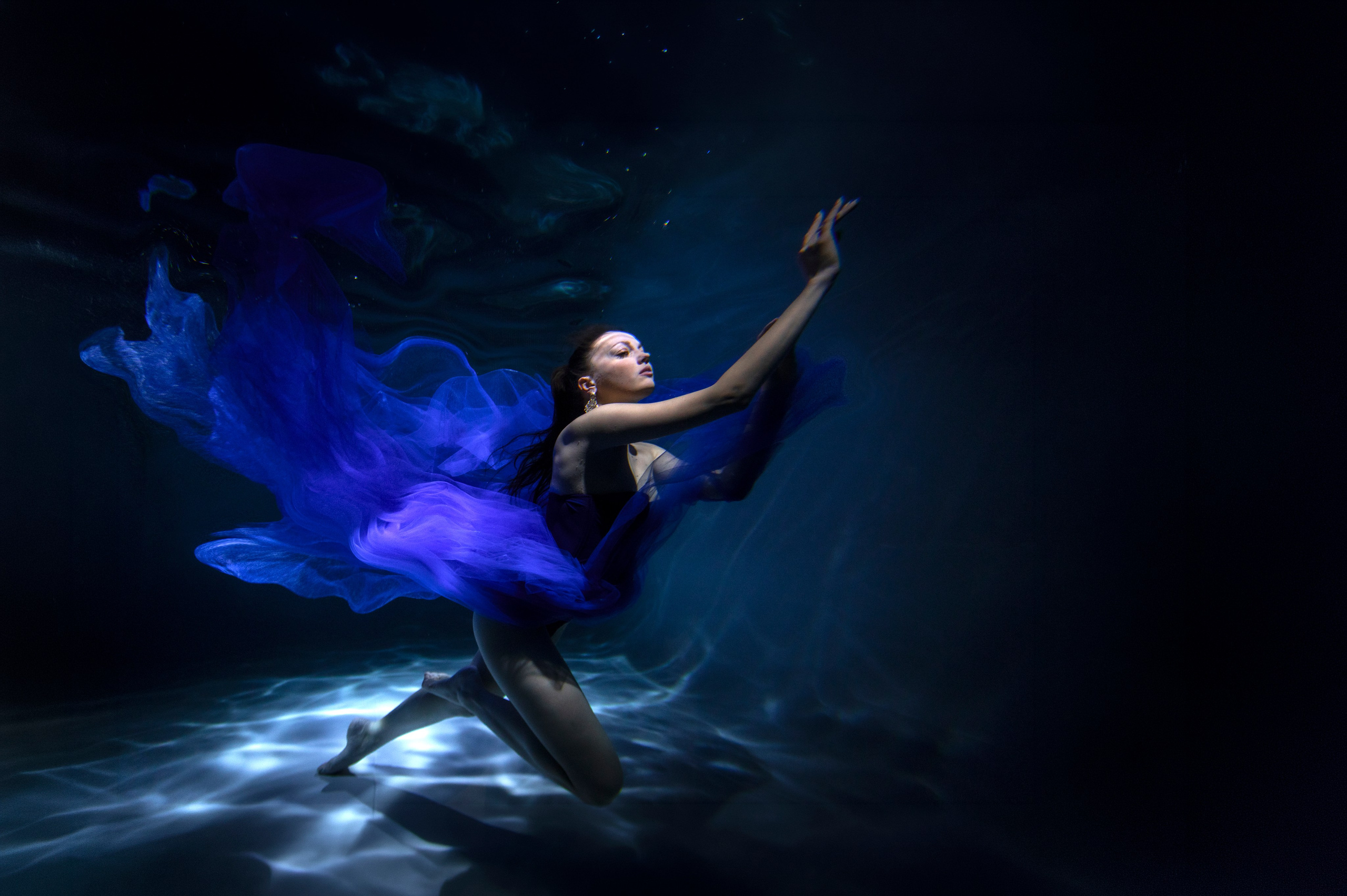 Подводная фотосессия девушки в синем платье, плавные движения и воздушная ткань