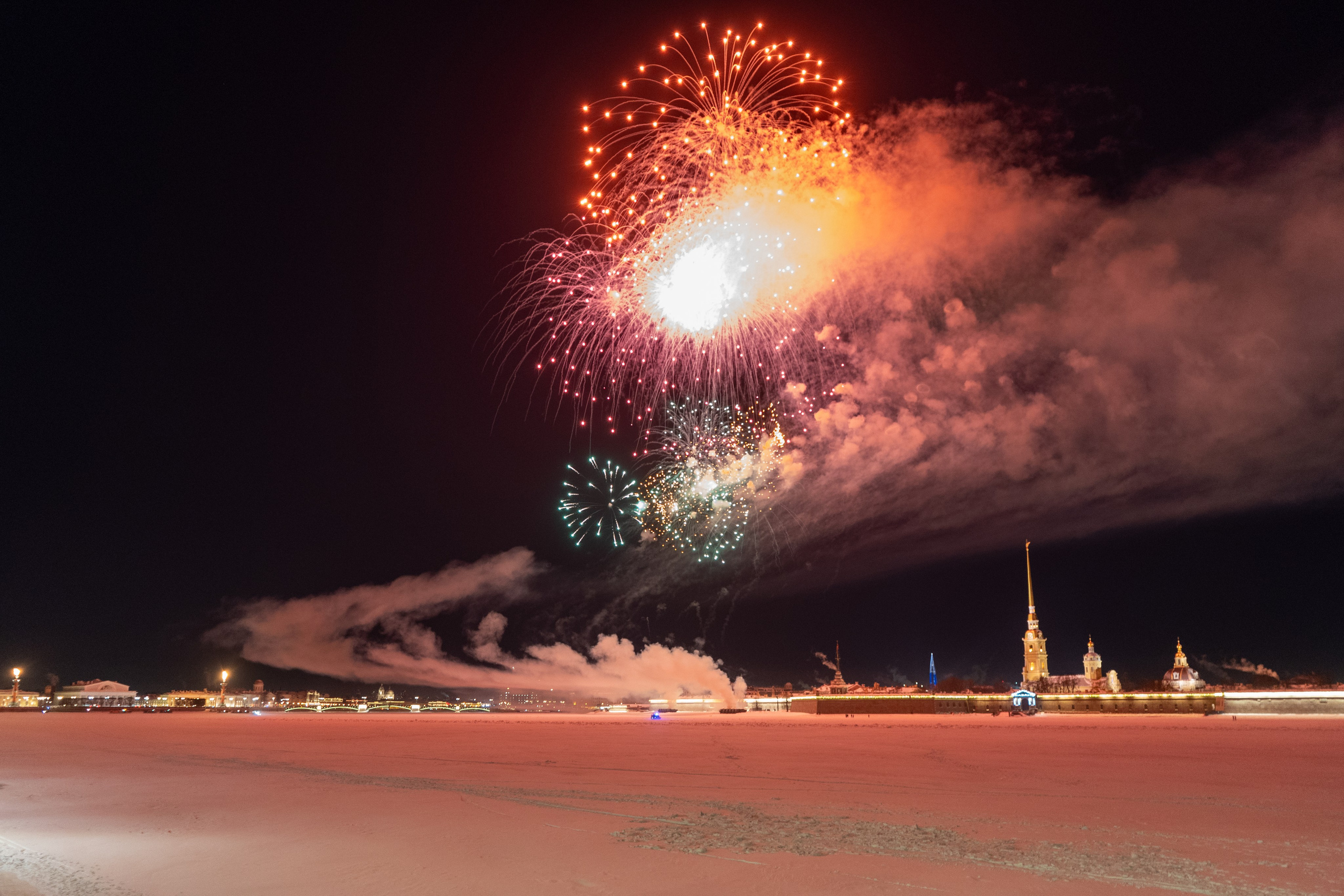 Праздничный салют в честь Дня защитника Отечества. Главная