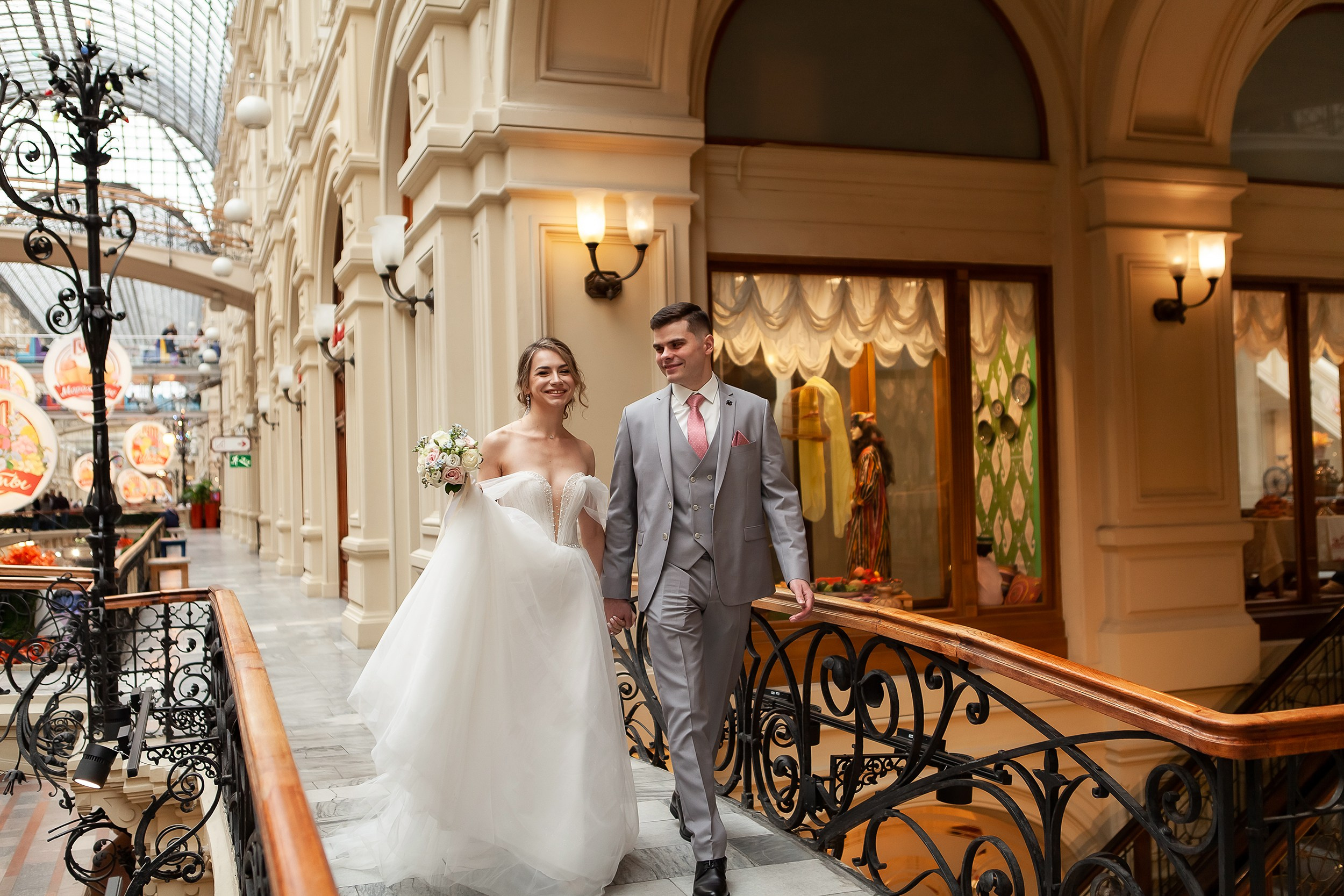 Жених и невеста гуляют по ГУМу