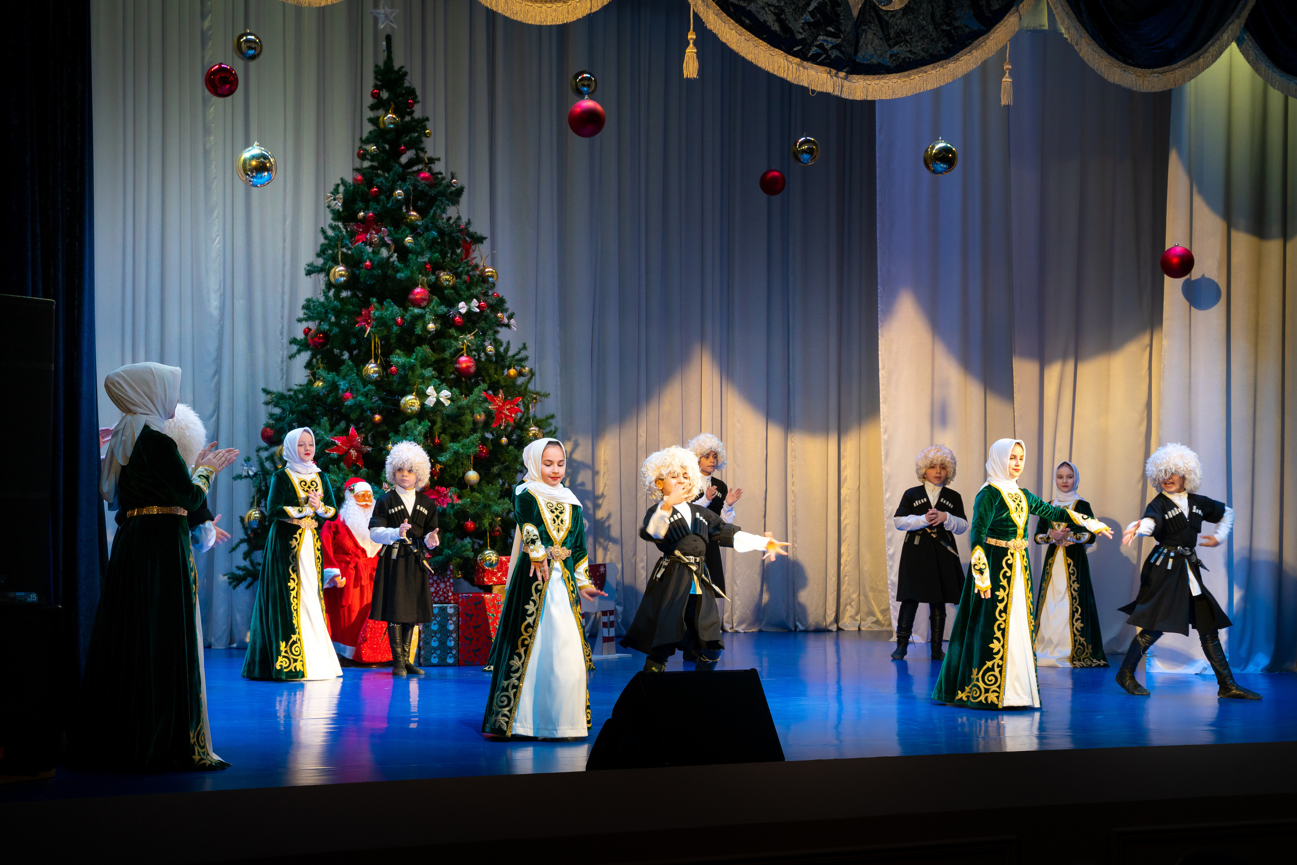 Новогодний концерт, Марьина Роща. Жизнь курорта Кабардинка в фотографиях