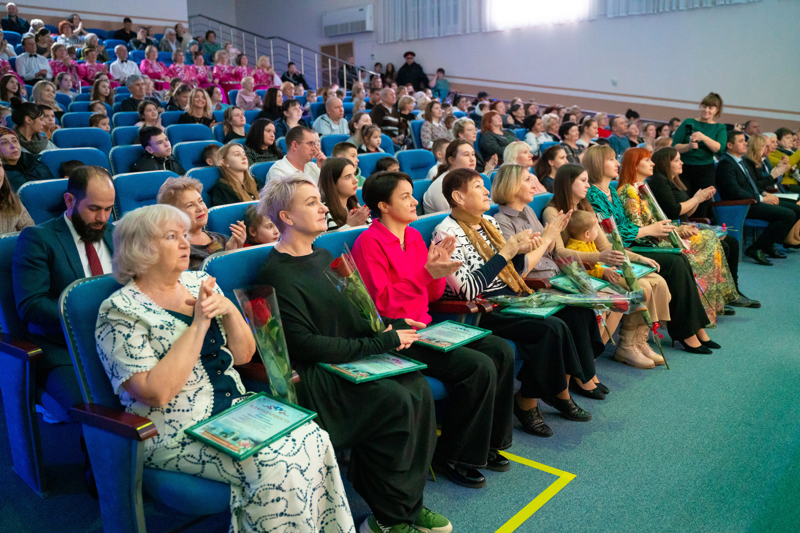 Концерт к 8 марта. Марьина роща. Жизнь курорта Кабардинка в фотографиях