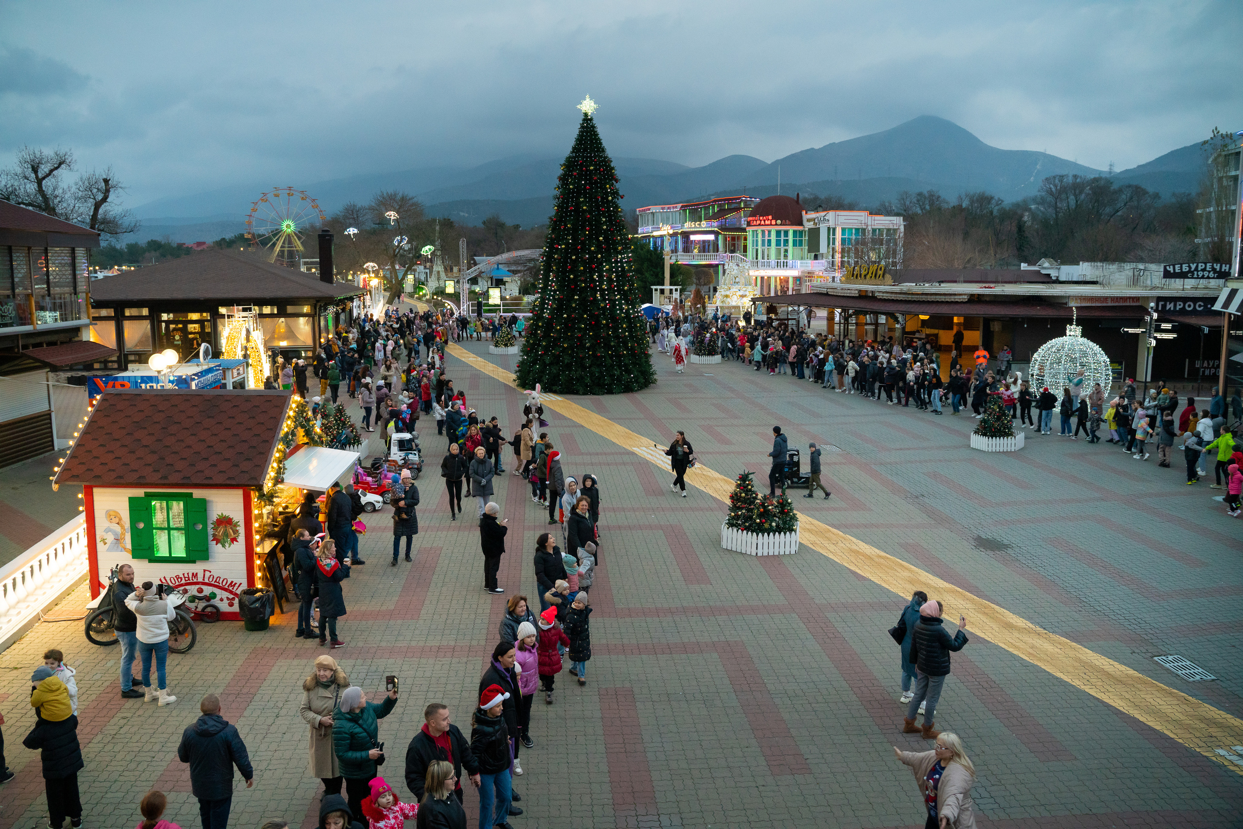 Ёлка на набережной. Жизнь курорта Кабардинка в фотографиях