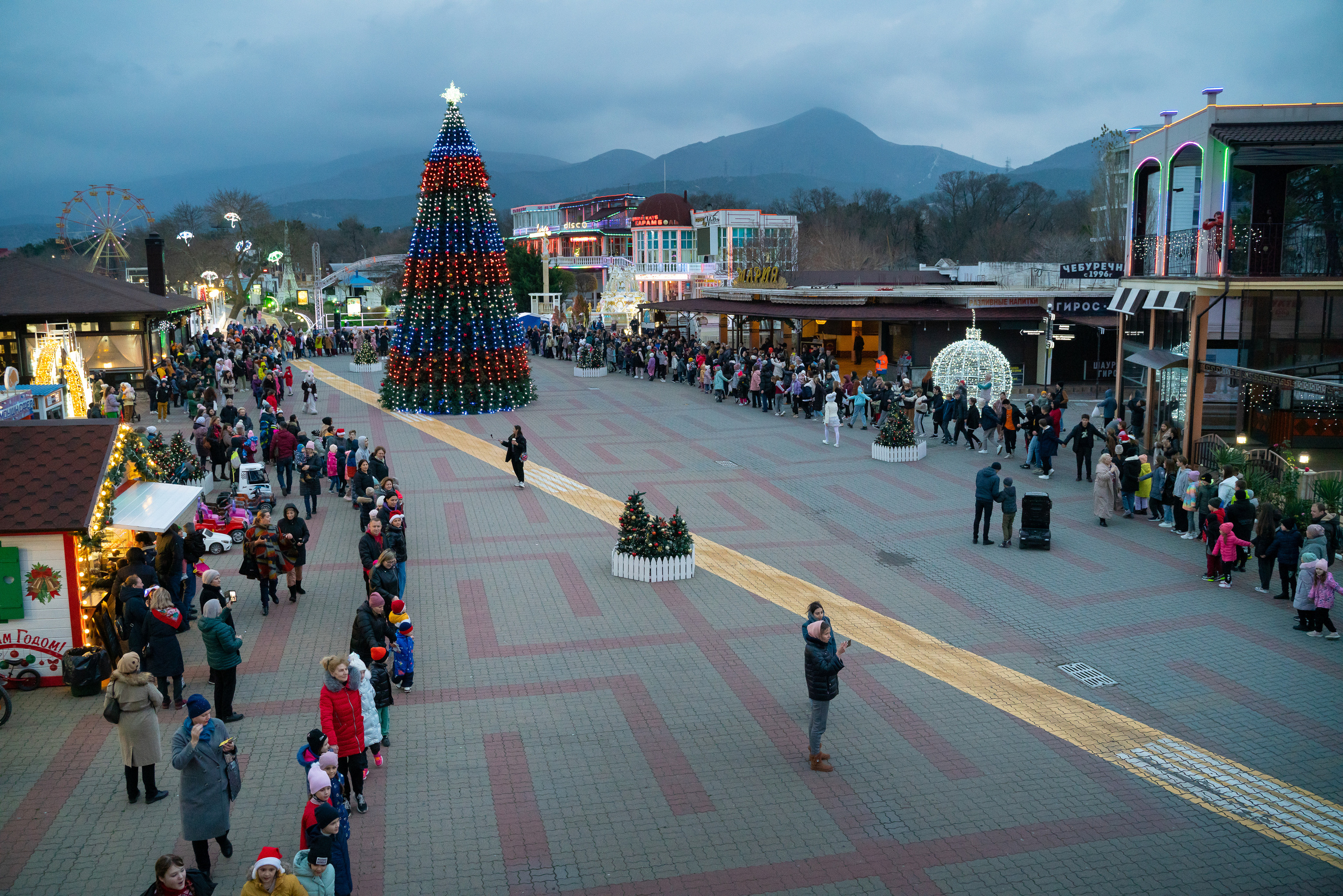 Ёлка на набережной. Жизнь курорта Кабардинка в фотографиях