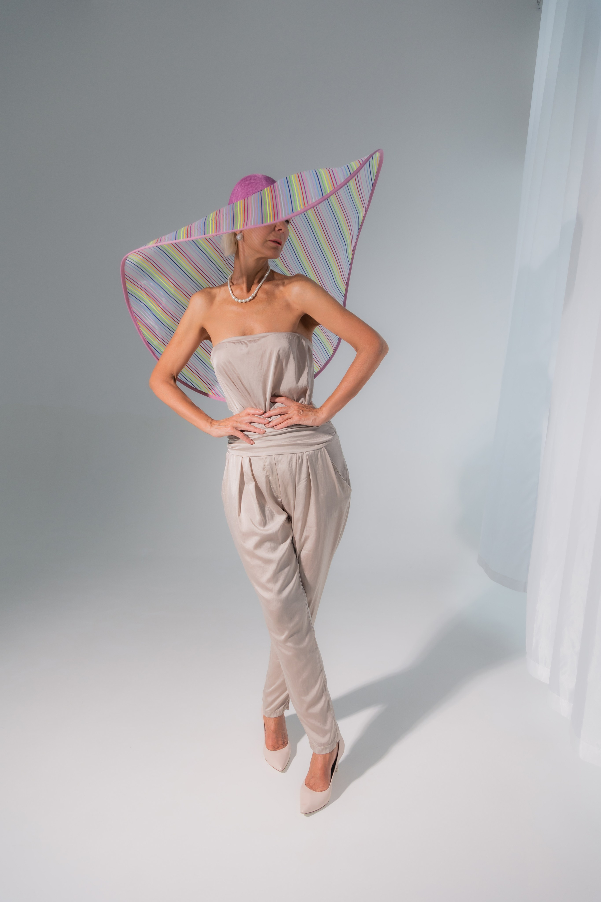 Модель Ольга в дизайнерской шляпке. Портретный фотограф в Москве Екатерина Богдасарова