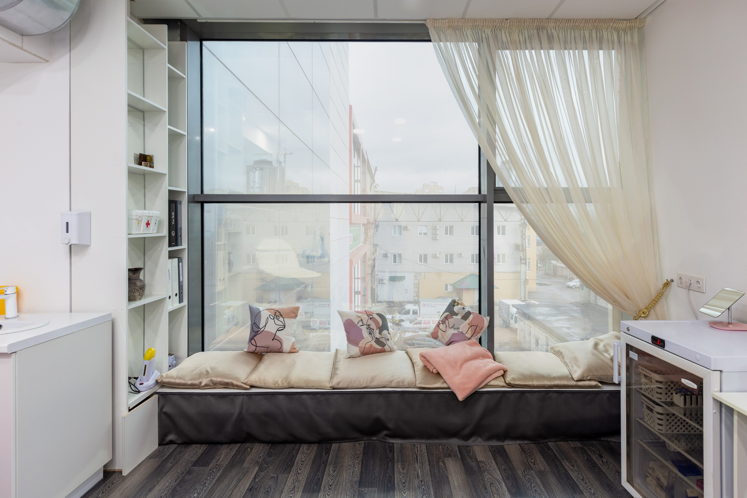 Место у окна с мягкими подушками. Уют в кабинете косметолога в Воронеже.