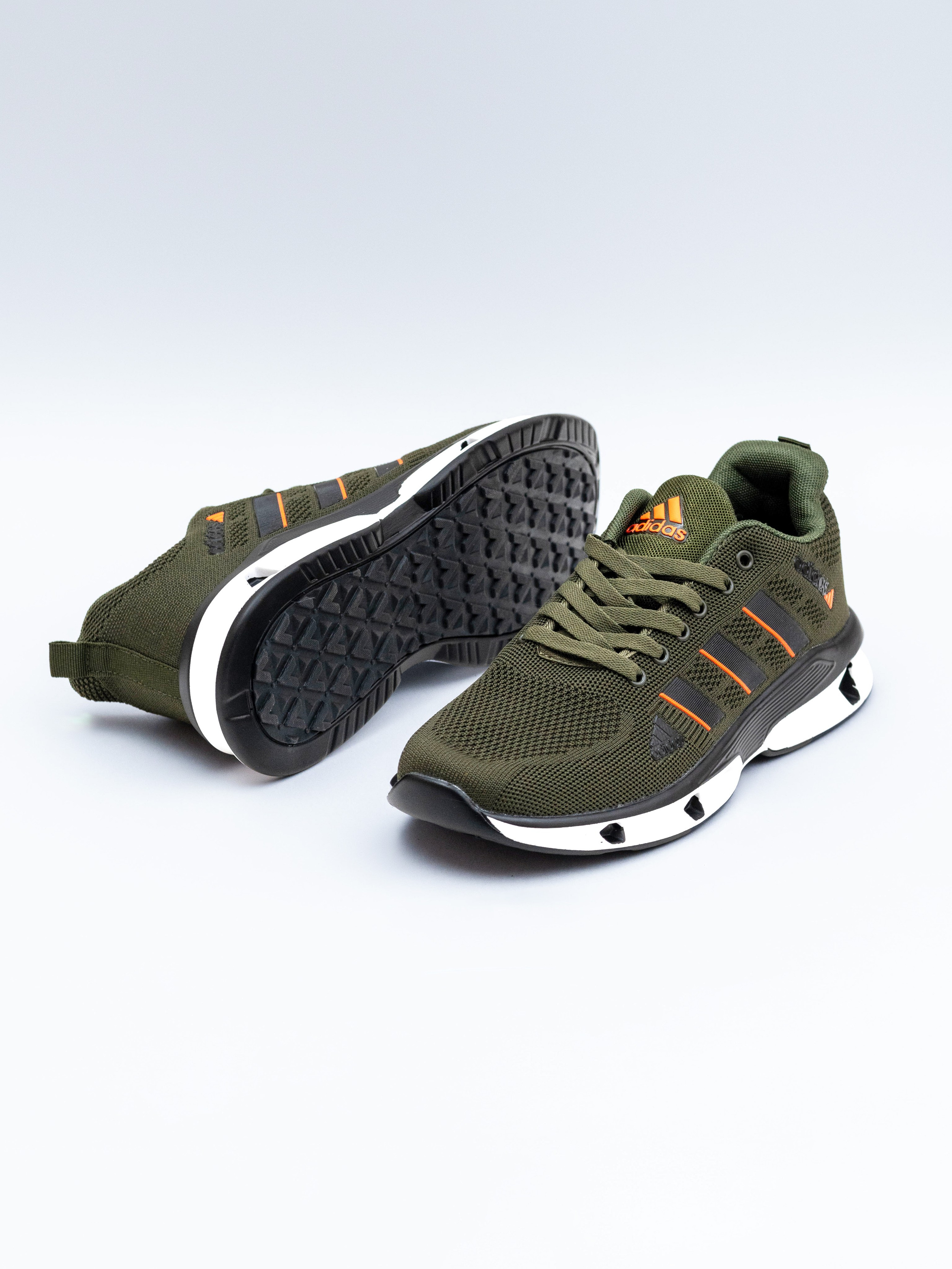 Фотосъемка на однотонном фон, товар спортивные кроссовки. Олейник Денис — предметный фотограф, фотограф для маркетплейсов в Казани